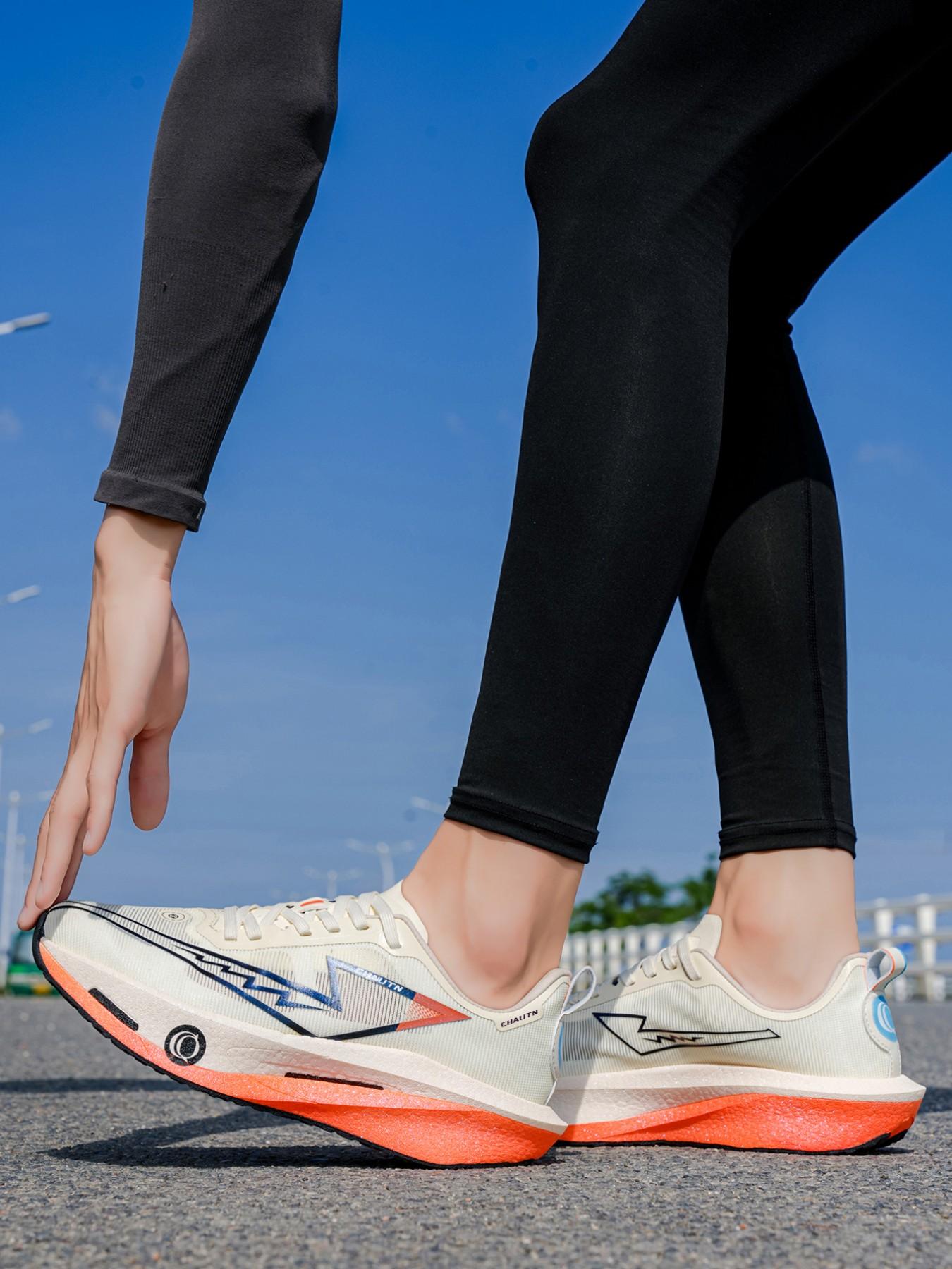 High Elastic Carbon Board Running Shoes, Ultra-Light Breathable Flyknit Sports Shoes, Soft Shock Absorption Marathon Running Shoes, Couples' Edition