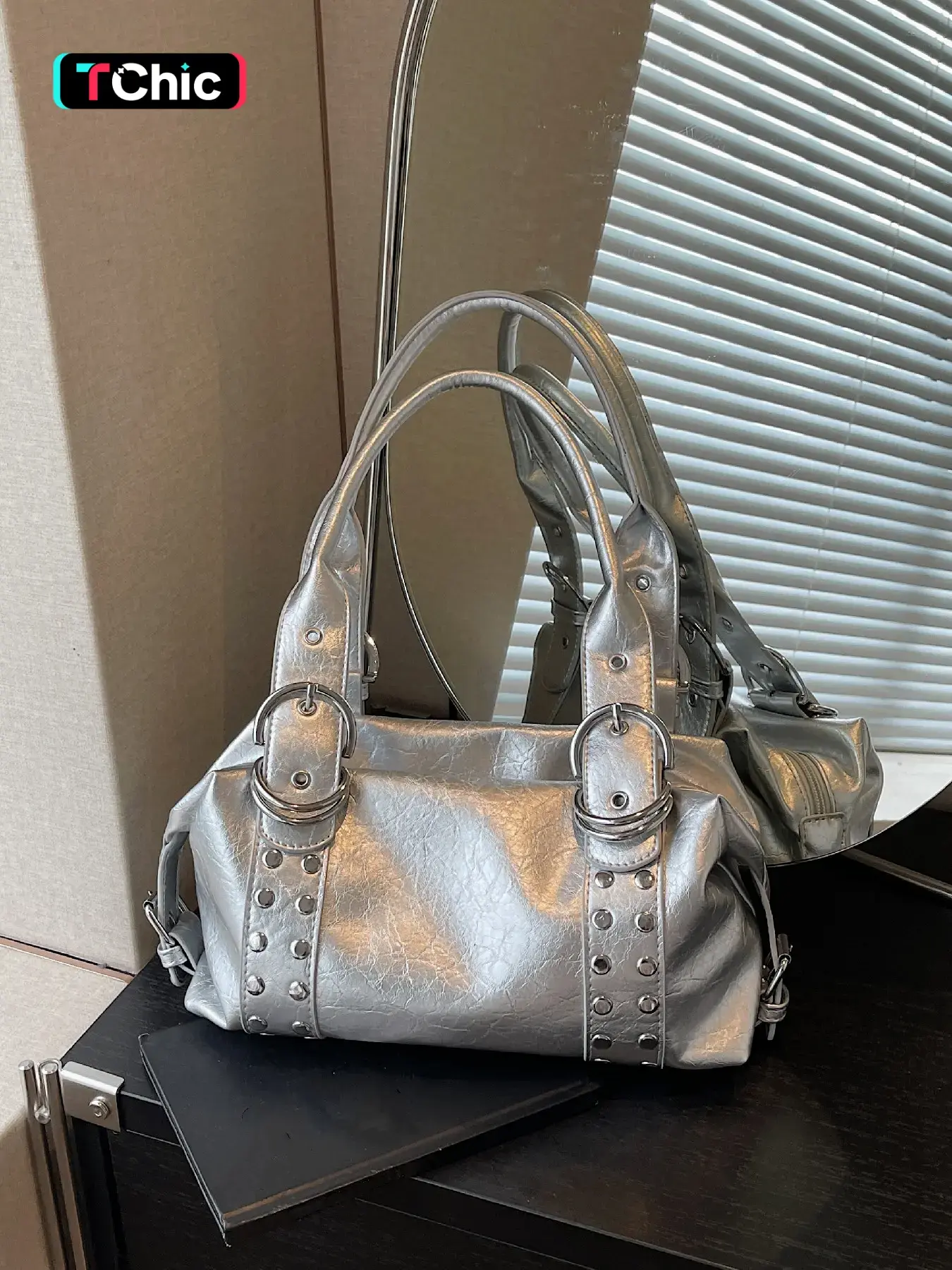 Niche design studded handbag, vintage oil wax leather adjustable shoulder strap shoulder bag, American punk style daily street bag