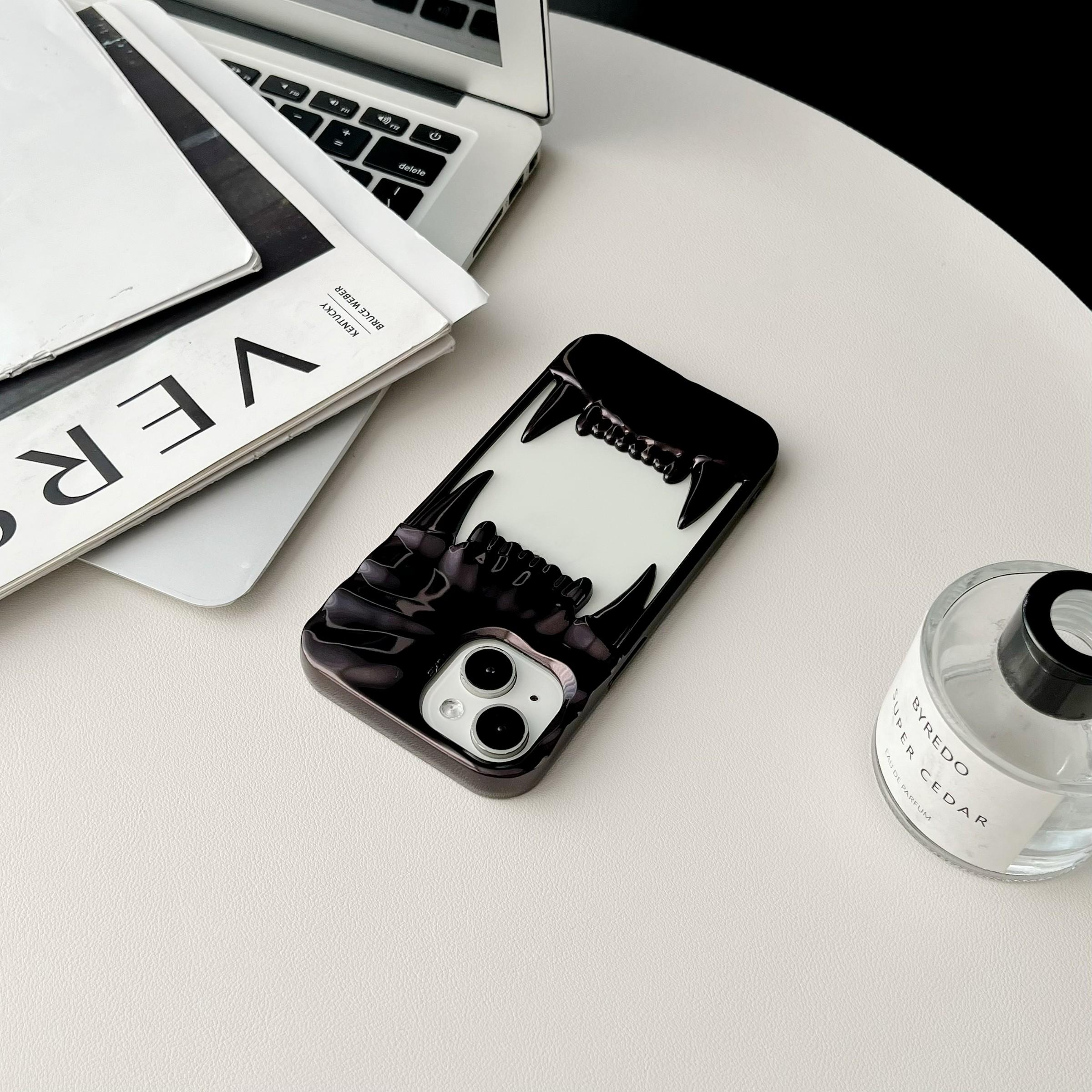 Fashion Cool Electroplated Silver Black Skull & Fangs Design, Imitation Metallic Glossy Hollow Heat Dissipation Soft Protective Case For iPhone 11 12 13 14 15 16 17 Pro Max, Creative Holiday Gift Phone Case For Men, Women, Kids and the Elderly