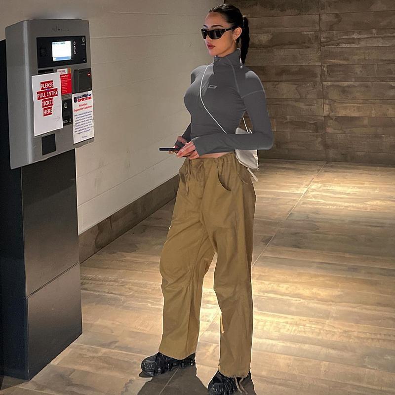 Women's Plain Zip-Up Crop Tee with Letter Patches and Stitching, Casual Trendy Mock-Neck Tight-Fitting Top for Daily Wear, Ladies' Spring & Fall Clothes