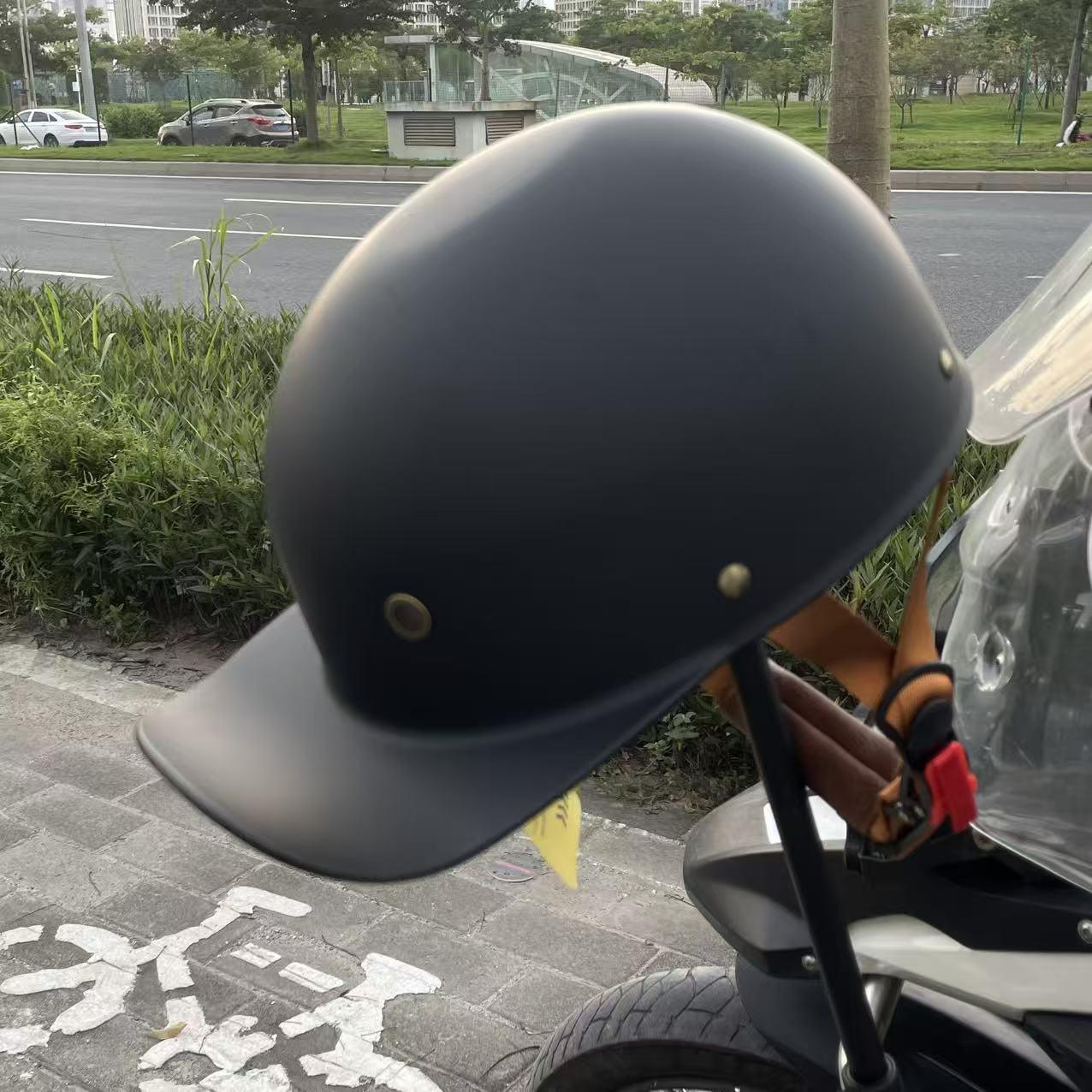 1 Vintage Style Half Helmet Unisex Lightweight, Adjustable Strap, Ventilation System and Impact-Resistant Design, Suitable for Men and Women, Motorcycle, Skateboarding, BMX Bicycling, Fashionable Design, Comfortable Fit and Easy-to-Clean Surface