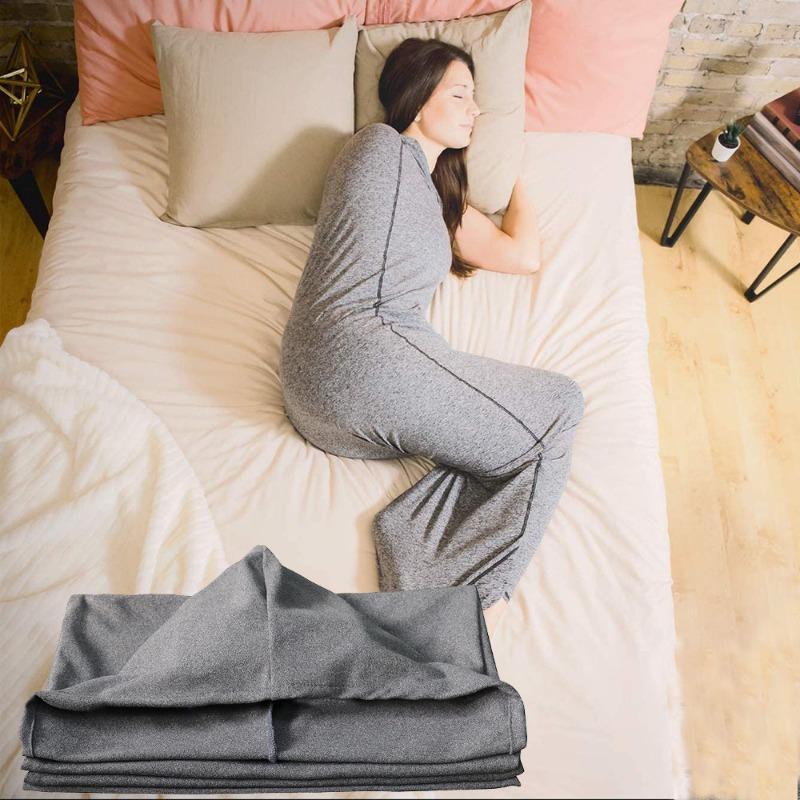 A gray wearable sleeping bag, Sleep Sack - rectangular sleeping equipment, suitable for camping trips, indoor napping, and sofa rest, is an ideal choice for outdoor enthusiasts and those seeking family comfort