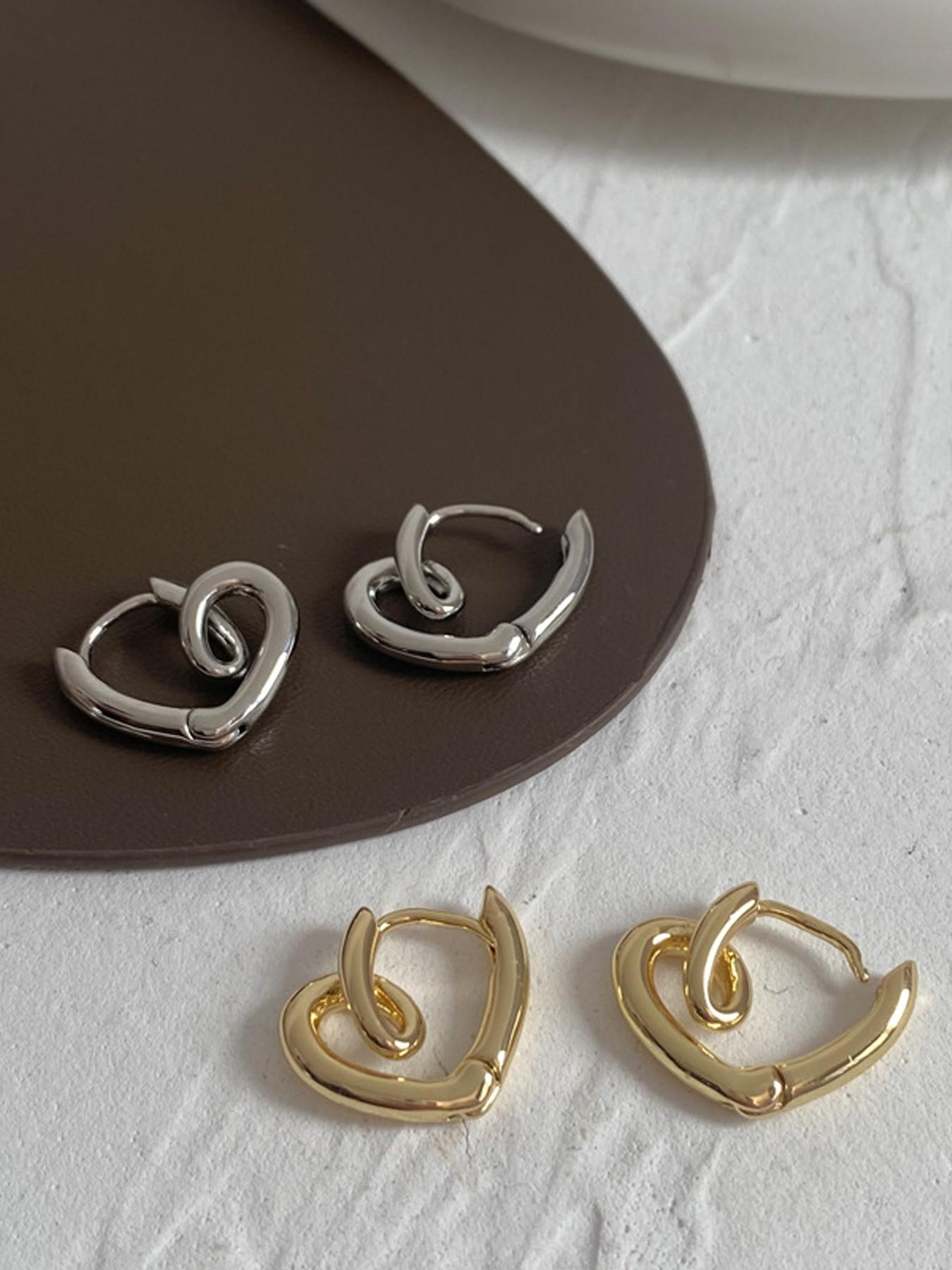 Women's Heart-Shaped Metal Ear Studs, Korean Style Minimalist Design, Cold-Weather Fashion Accessory, Unique Women Jewelry