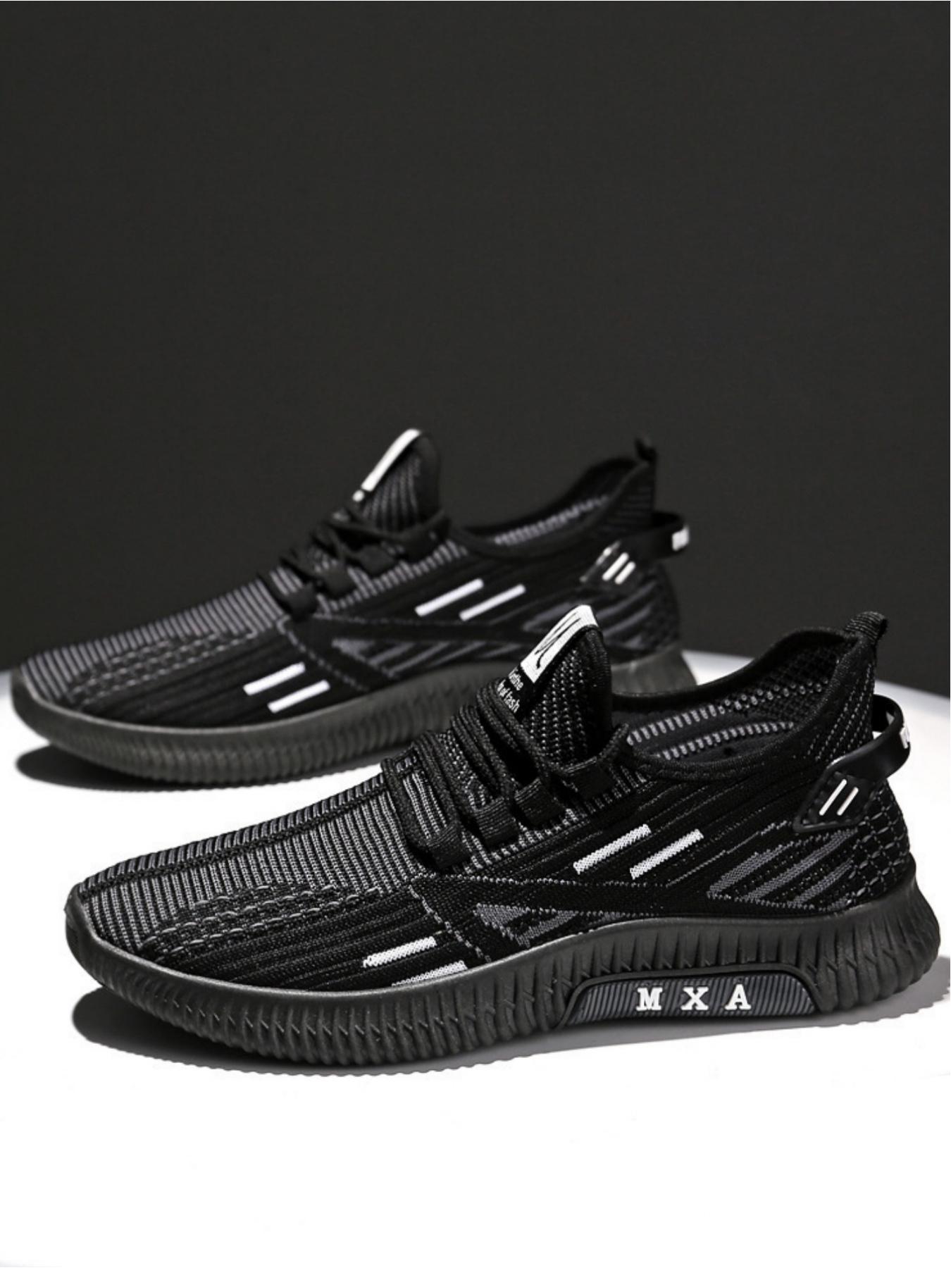 Men's casual sports shoes are made of lightweight and comfortable materials that fit the foot shape. The thick sole provides stable support and is suitable for daily commuting, outdoor leisure, running, fitness, hiking, and other leisure sports scenes