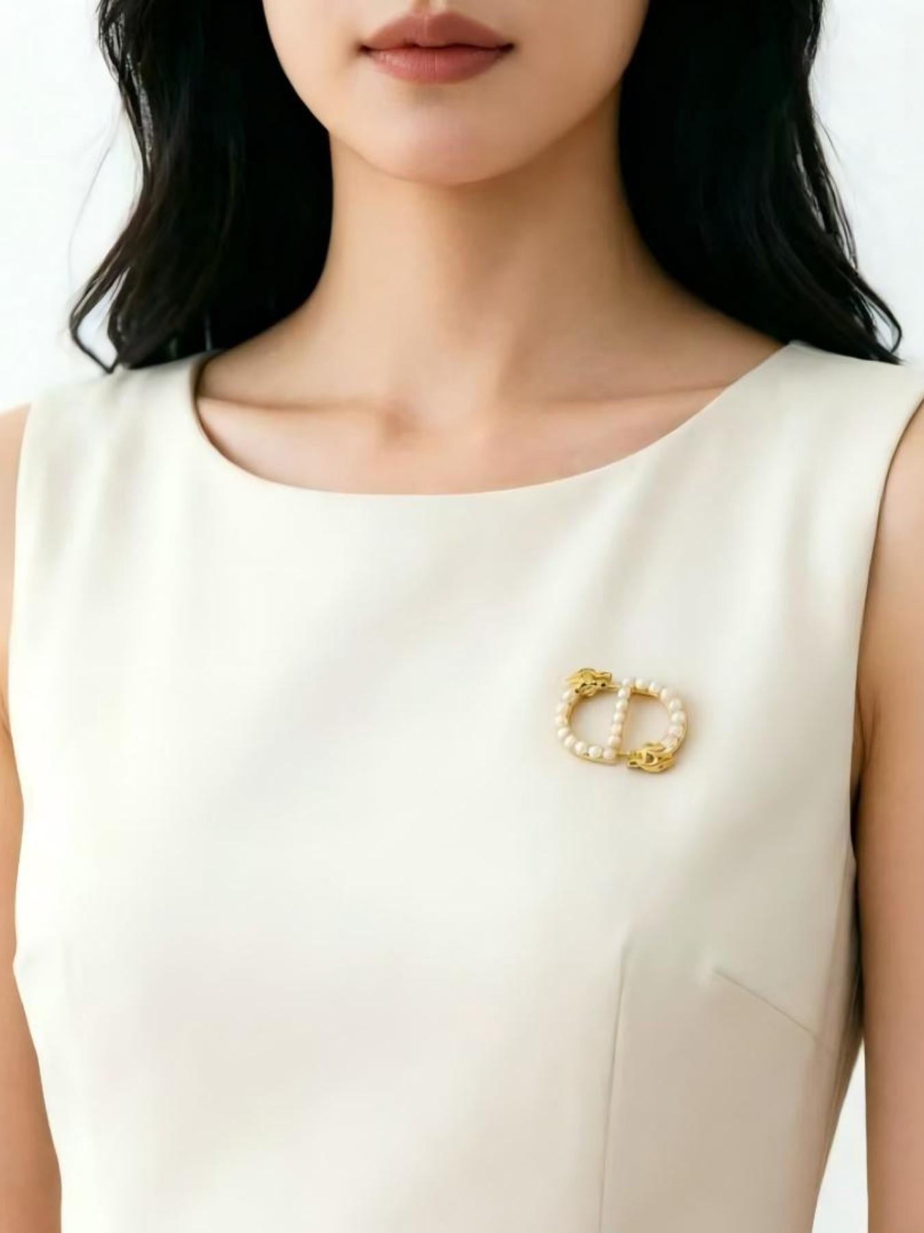 Elegant Letter Pattern Brooch, All-Seasons Fashion Accessory, Business Style Pin, Perfect Gift for Women, High-Quality Design