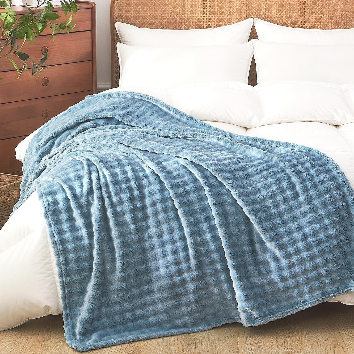 Ultra Soft Flannel Blanket Queen Size, Luxurious Plush Blanket for Sofa Bed Chair, Warm Breathable, Anti-Static Ultra Fine Fleece Bedding