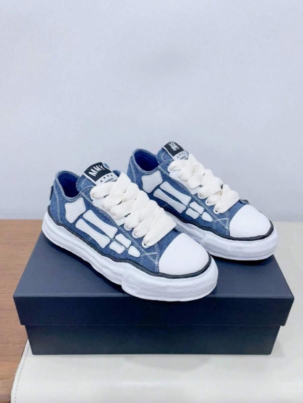 Unisex skate shoes, canvas slip-ons with wrapped soles, stylish low-top sneakers, trendy and comfortable versatile footwear for both men and women, outdoor athletic shoes.