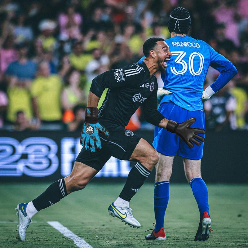 Goalkeeper Goalie Soccer Gloves Extreme Strong Control and Grip with Finger Protection High Performance Pro-Level Goalie Glove Anti-Slip Latex Palm Breathable Comfortable for Kids Youth Adult