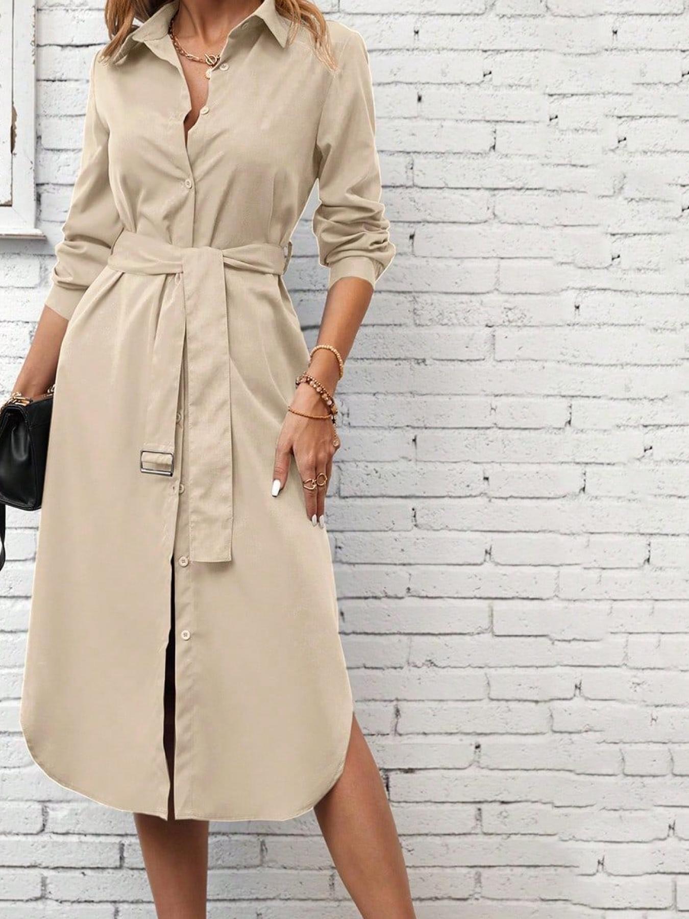 A women's lapel Collared single-row button-up skirt hem split design waist shirt dress, suitable for autumn and winter, suitable for retro commuter style, dating style and other styles.