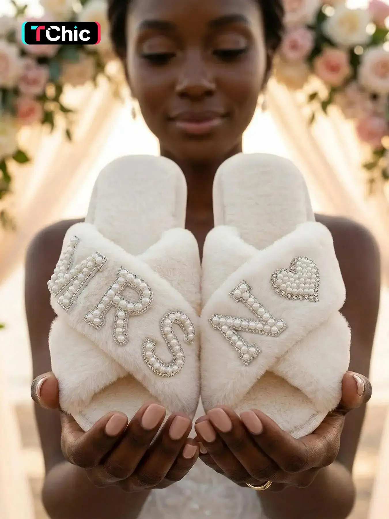 MRS N Pearl Fluffy Slippers - Bride Wedding Day Cozy Open Toe Slippers,X-Strap Plush Slippers with Pearl Rhinestone Heart Design, Customizable Name Slippers for Women, Perfect Gift for Weddings and Holidays, Footwear
