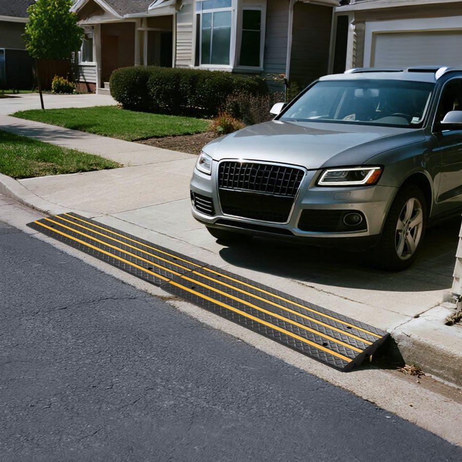 VEVOR Car Driveway Rubber Curb Ramp, 33069 lbs Load Capacity, 2.6 inch Rise Curbside Bridge Ramp with Yellow Reflective Strips, Suitable for Loading Dock, Warehouse, Garage, Sidewalk (2 Pack)