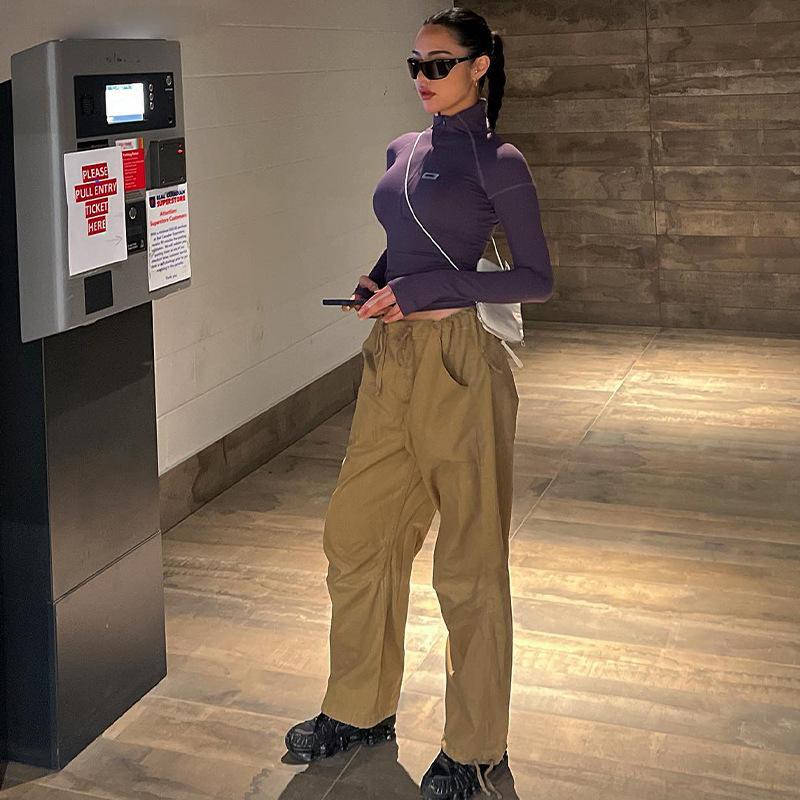 Women's Plain Zip-Up Crop Tee with Letter Patches and Stitching, Casual Trendy Mock-Neck Tight-Fitting Top for Daily Wear, Ladies' Spring & Fall Clothes