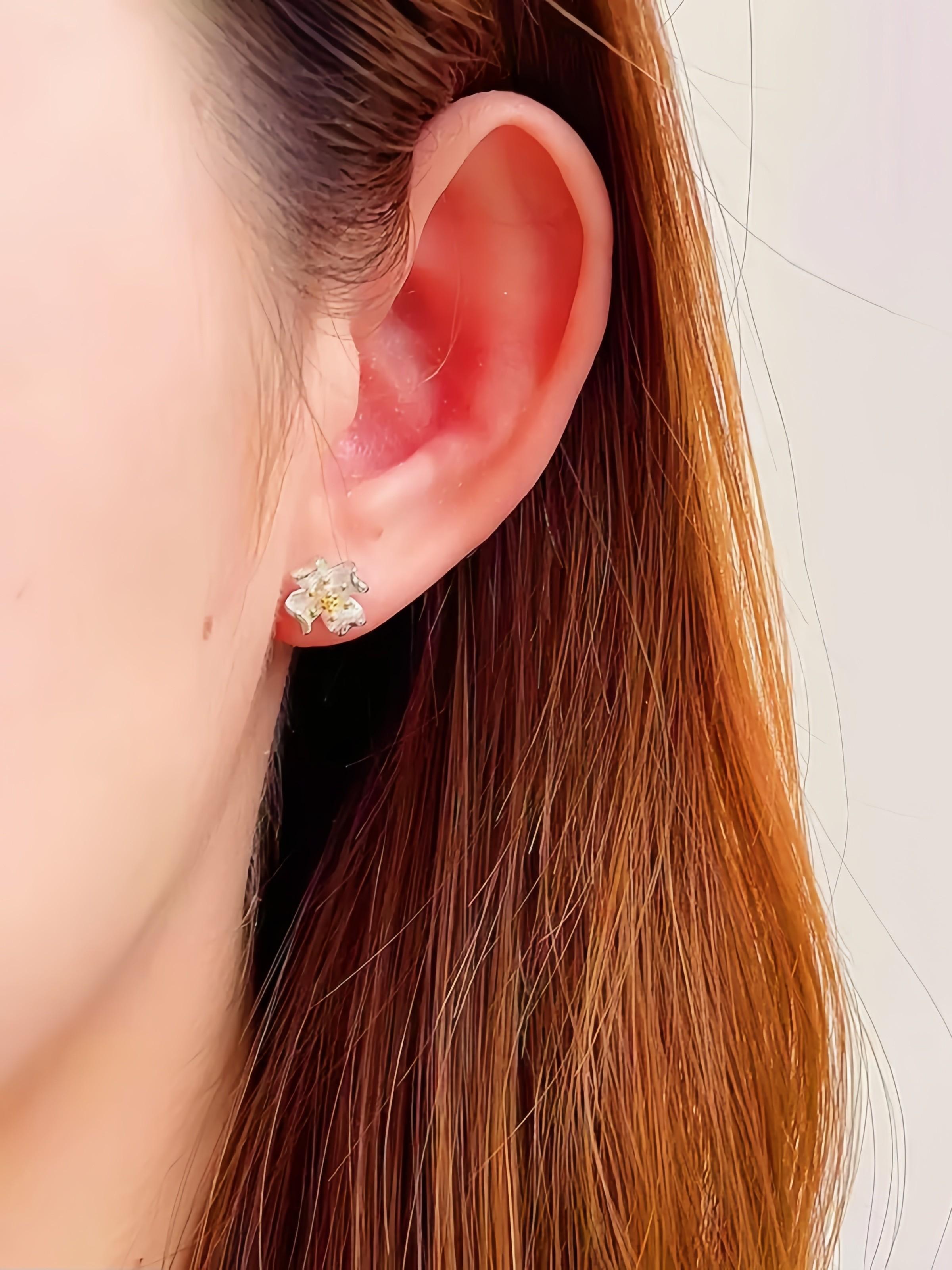 1 pair of fashionable and luxurious delicate four leaf clover earrings, ladies' sweet and fresh flower earrings, suitable for daily party wear