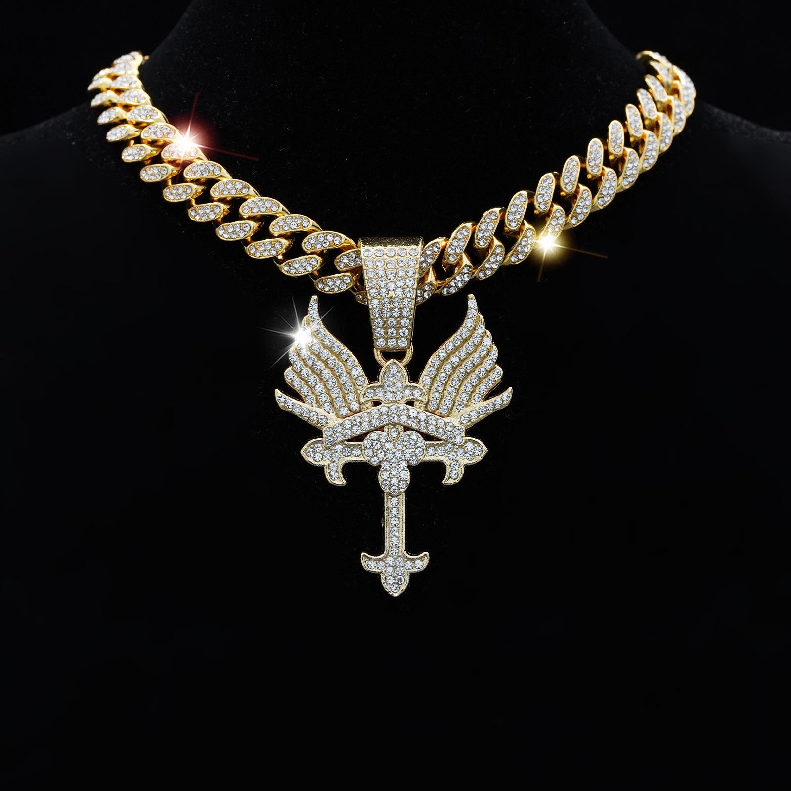 Full-diamond winged pendant, fashionable and creative alloy Cuban chain, personalized trendy necklace accessory