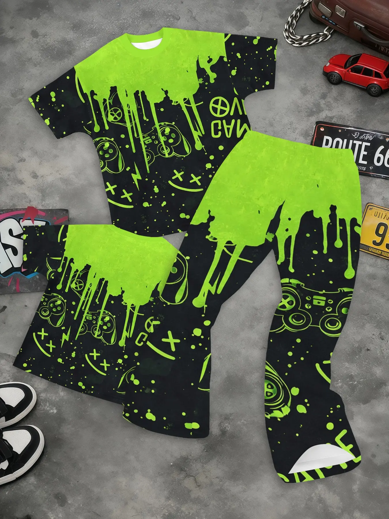 Men Y2K Game Controller Drip Paint Graffiti Print Short‑Sleeve Tee & Flared Bootcut Pants 2‑Piece Outfit, Trendy Hip‑Hop Street Matching Set For Vacation Hangout Daily Wear