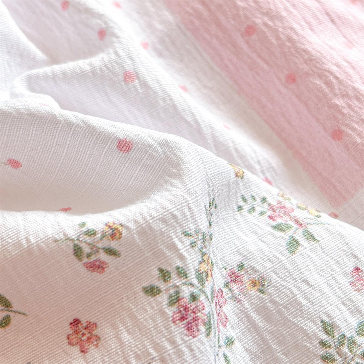 Rustic-style patchwork floral print summer lightweight blanket—an ultra-soft, skin-friendly blanket perfect for air-conditioned rooms and summer cooling. Ideal for use in summer bedrooms, offices, on beds, in living rooms, and for home relaxation