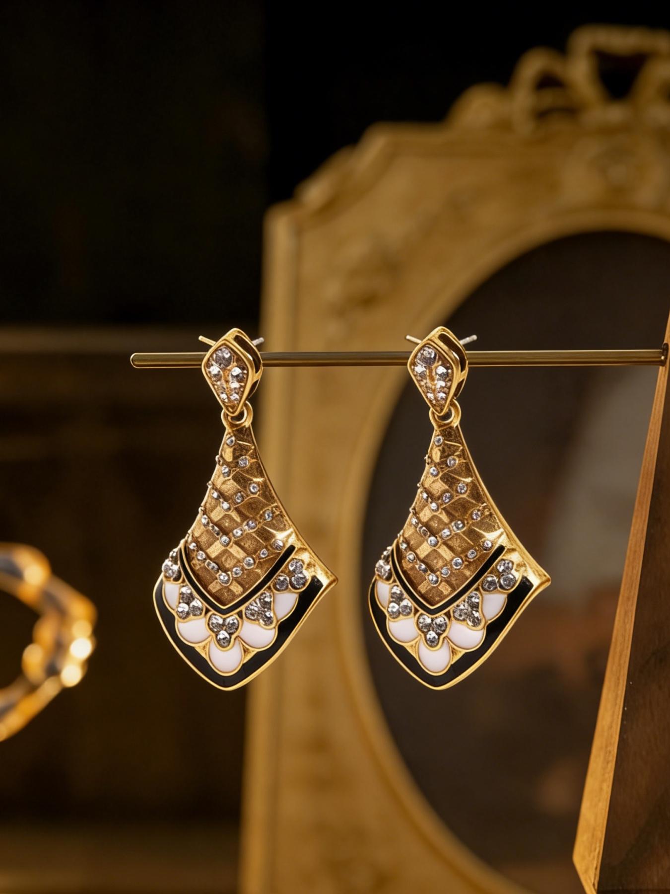 1 pair of retro elegant diamond studded earrings, with fan-shaped contours outlining elegant curves, complementing the broken diamonds. They are suitable for daily commuting, vacation and dating, and are also a surprising and exquisite small gift.