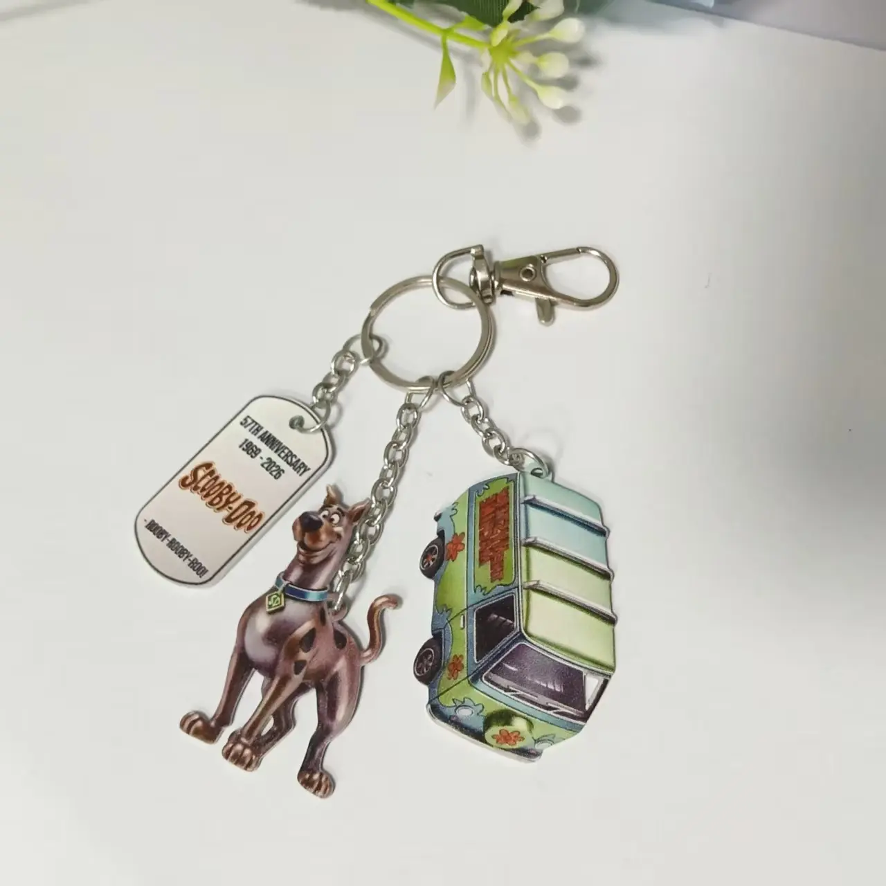 Scooby-Doo Cartoon Metal Keychain Set with Mystery Machine Pendant, 57th Anniversary Cartoon Backpack Charm Gift, Collectible Decorative Accessories, Key Chain Decorations