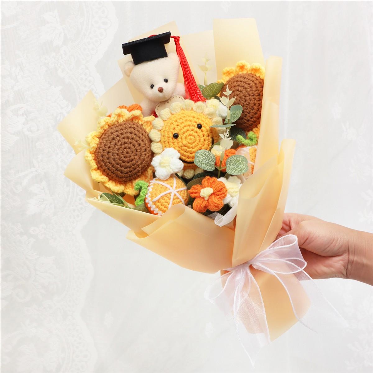 Elegant Handmade Crochet Yarn Bouquet, Perfect Graduation Gift, Cozy and Warm Decorative Item, Ideal for Graduation Season