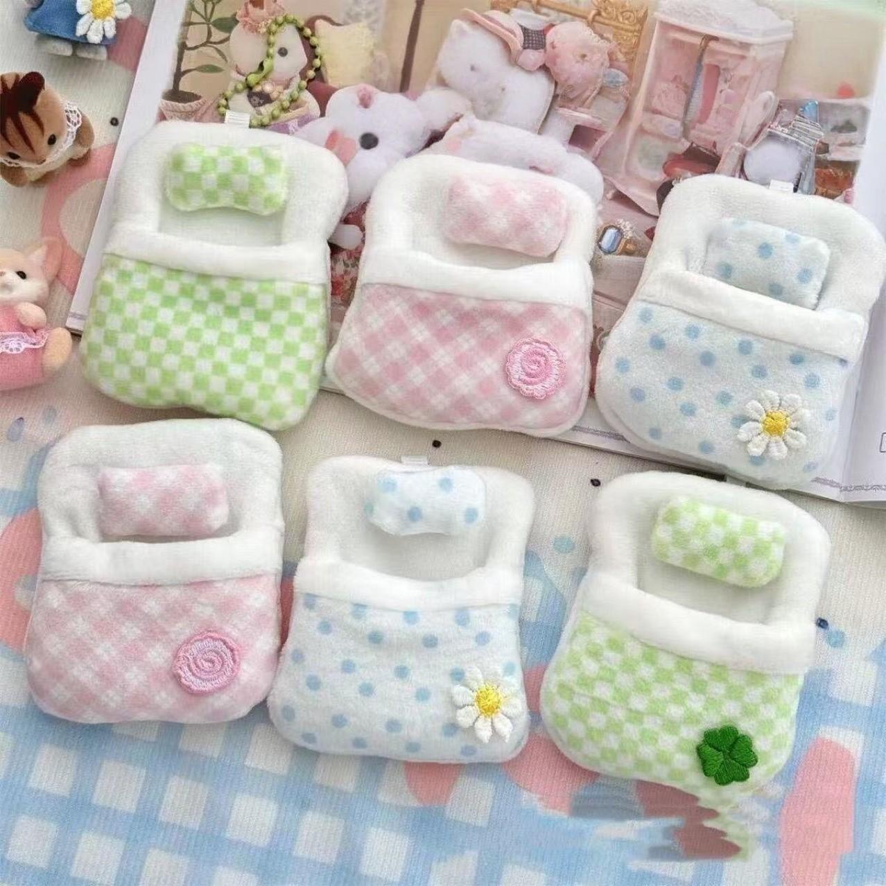 Cute Clover Plush Bed Nook, High Aesthetic Mini Doll Storage Nest, Fun Soft Toy Organizer, Ideal Choice for Collectors