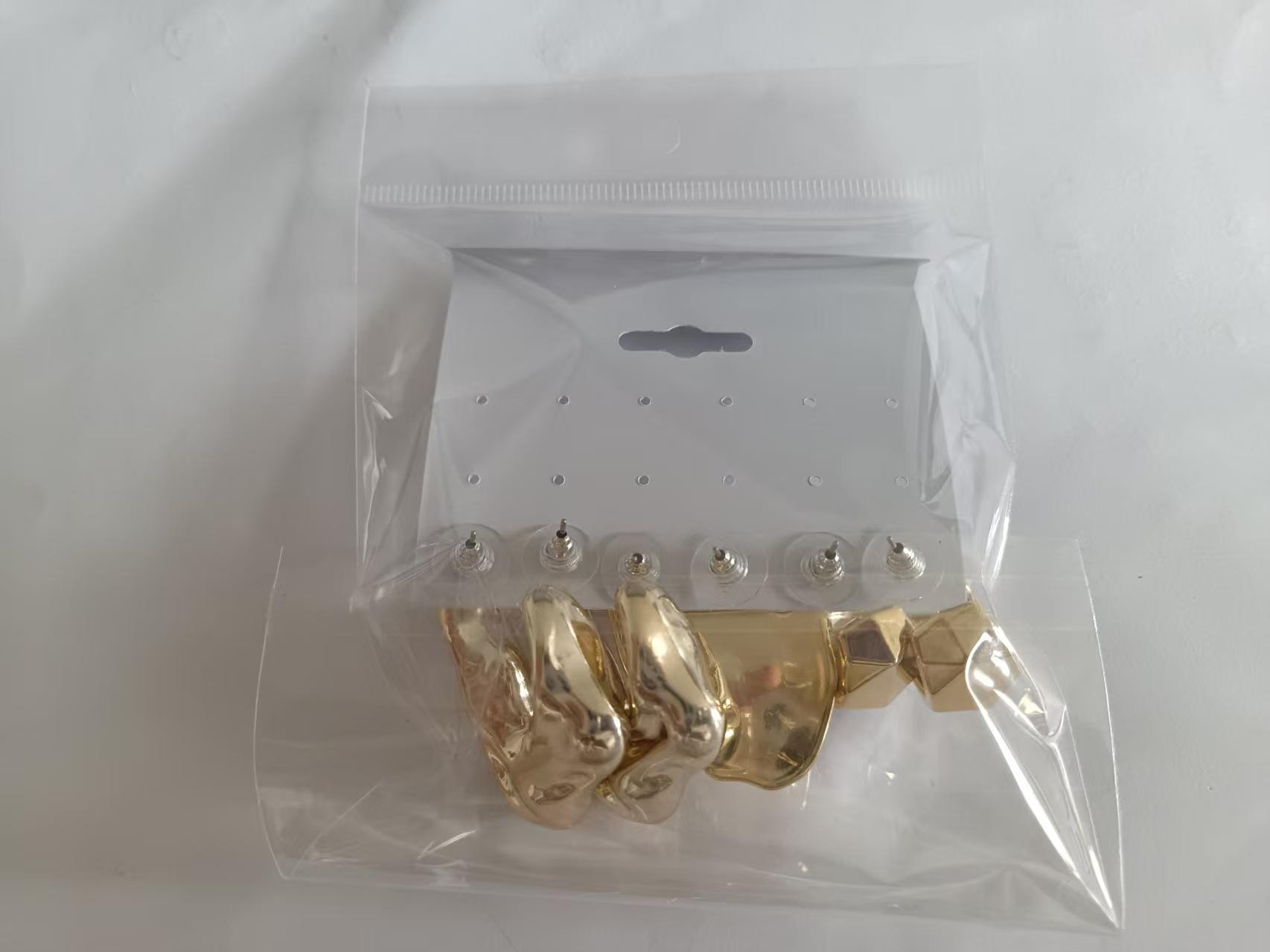 Gold-colored European and American minimalist geometric three-dimensional irregular earrings with a unique design, pleated studs, niche high-end earrings