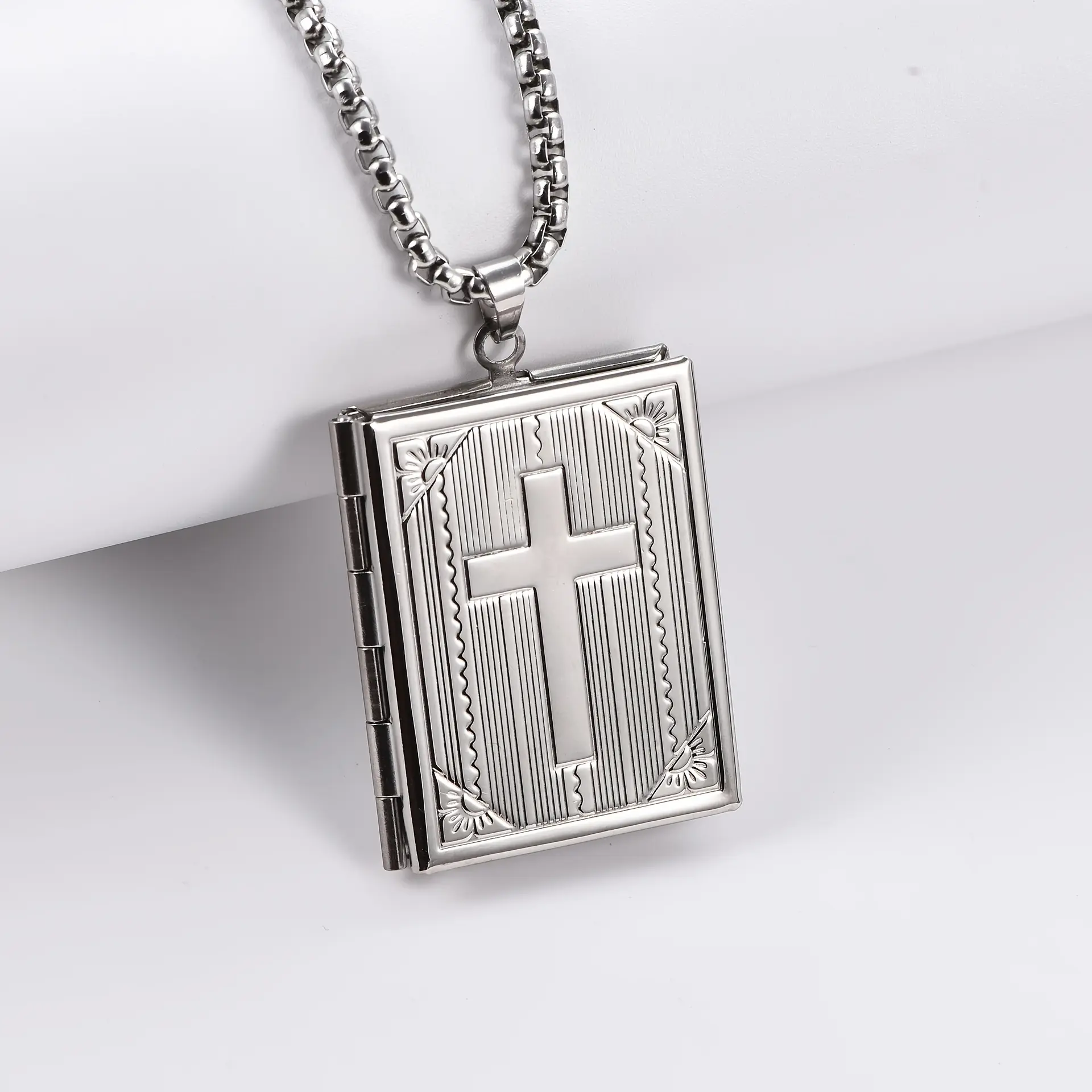1pc Stainless Steel Vintage Faith-style Bible-shaped Cross Pendant Necklace, Book-shaped Locket, with Embossed Cross + Vintage Texture Pattern. Openable to Store Small Photos/keepsakes, Embodying Devout Faith and Commemorative Significance. Worn for