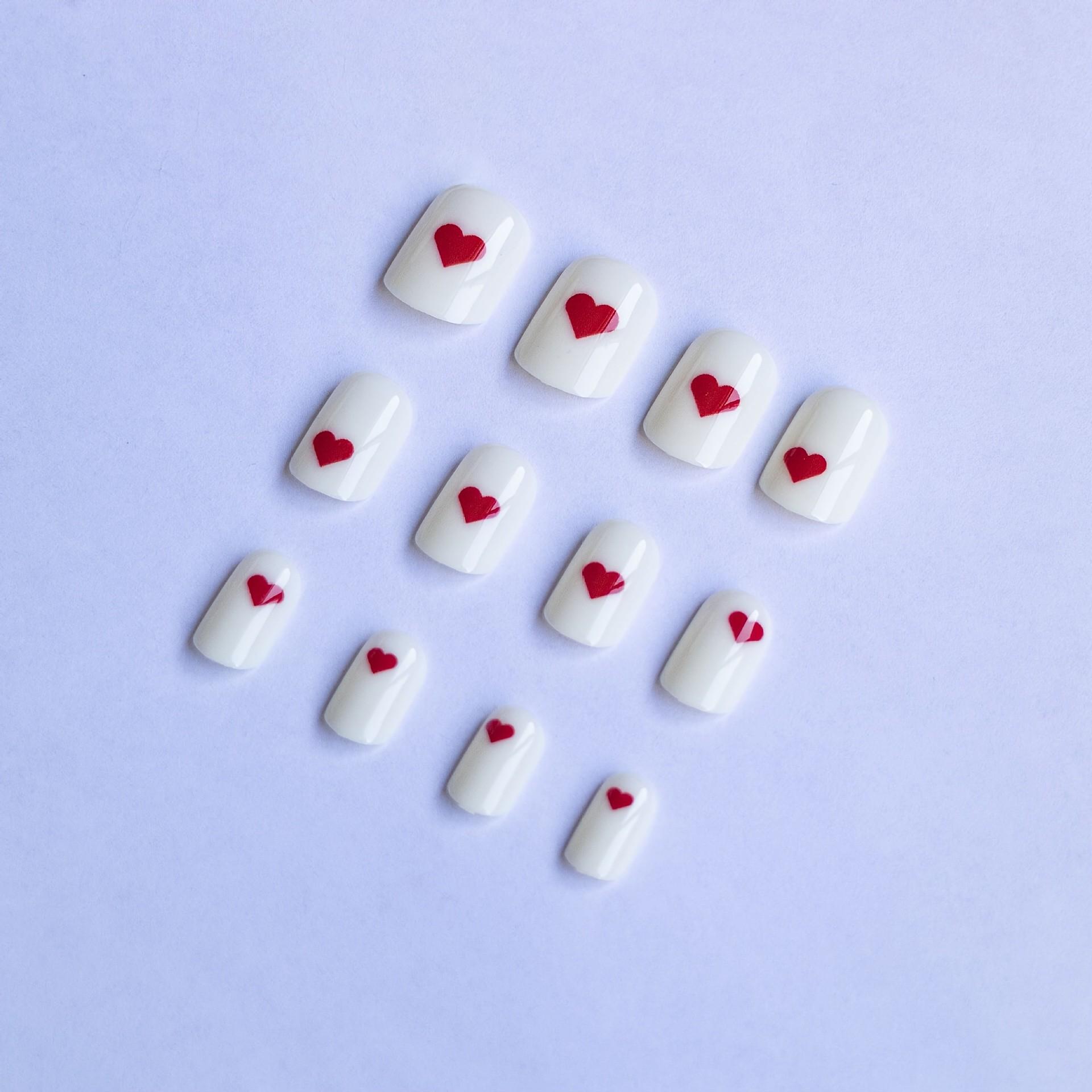 Short Square Heart Nail Art Stickers, Cute and Simple Wearable Nails, 24 Pieces, Perfect for Daily Use, Easy Application