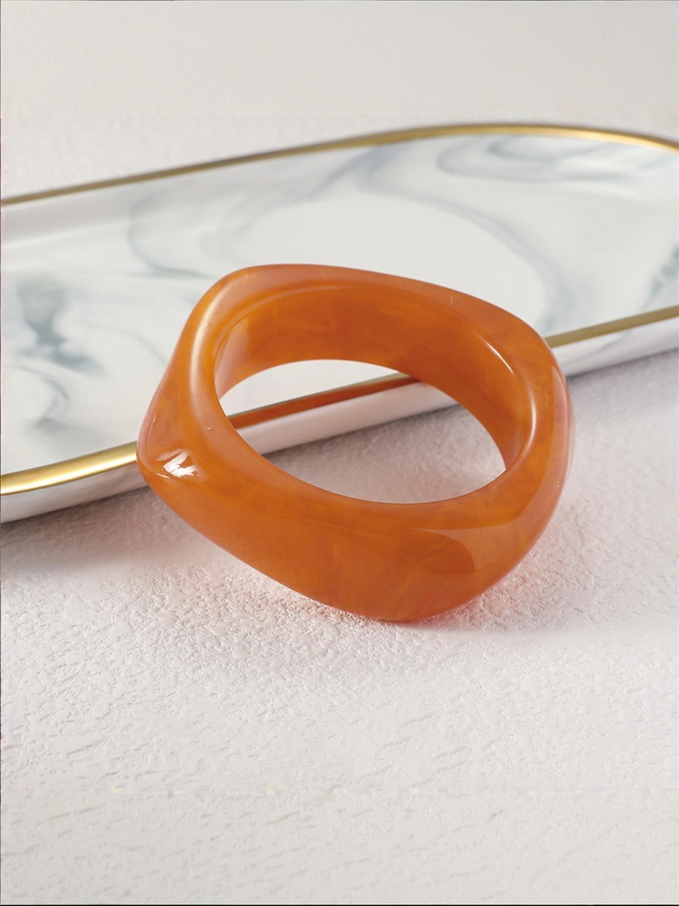 Vintage Acrylic Resin Bracelet for Women, High-End Elegant Band, Unique Style, Small Crowd Exclusive Jewelry Accessory