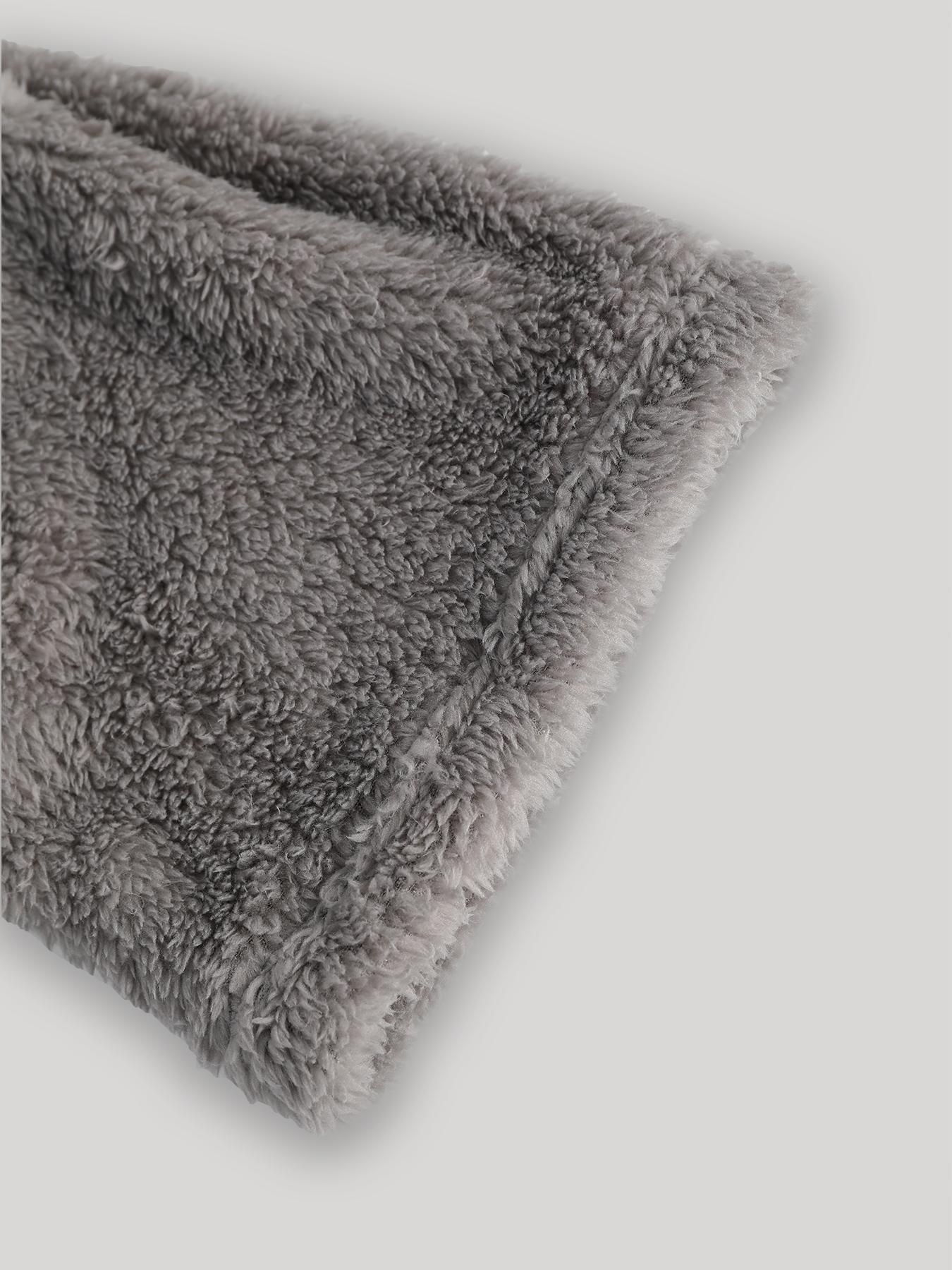 Men's Gray Coral Fleece Hooded Bathrobe, Warm, Soft, Skin-Friendly, Home Leisure Style, Essential for Men Aged 25-50 for Daily Home Use, Warmth After Bathing, and Bedroom Relaxation, Comfortable Wrap Feel Shows Casual Style