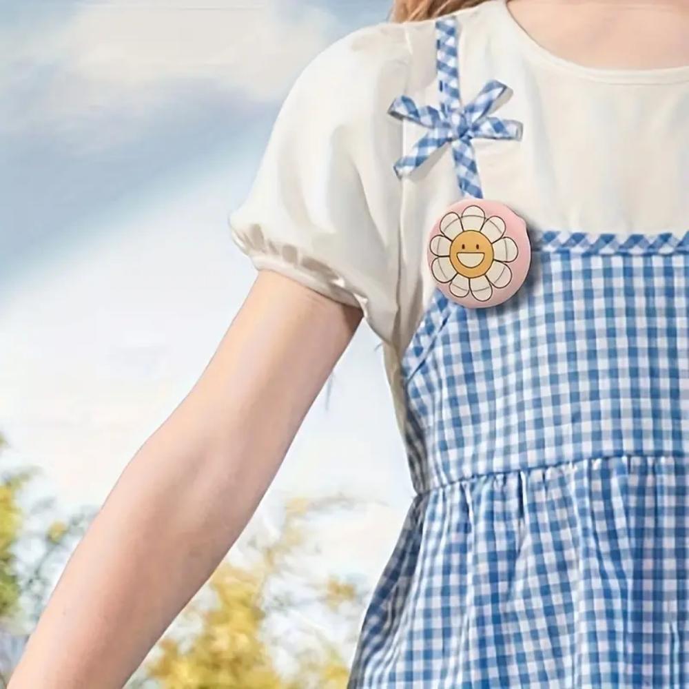 The cute silicone Apple AirTag protection case keychain is suitable for badges, Apple GPS trackers, positioning devices, cartoon brooches and other products. It has waterproof and shockproof protection functions.