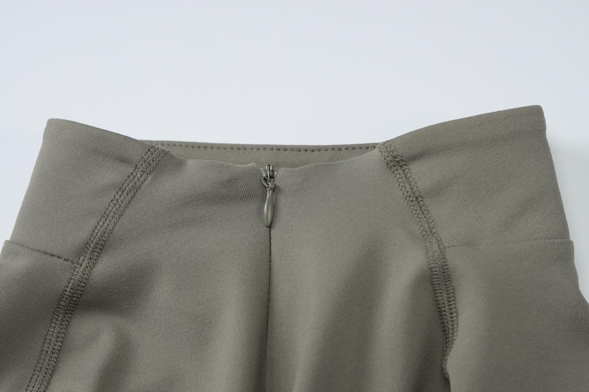 Women's Plain Zip-Up Crop Tee with Letter Patches and Stitching, Casual Trendy Mock-Neck Tight-Fitting Top for Daily Wear, Ladies' Spring & Fall Clothes