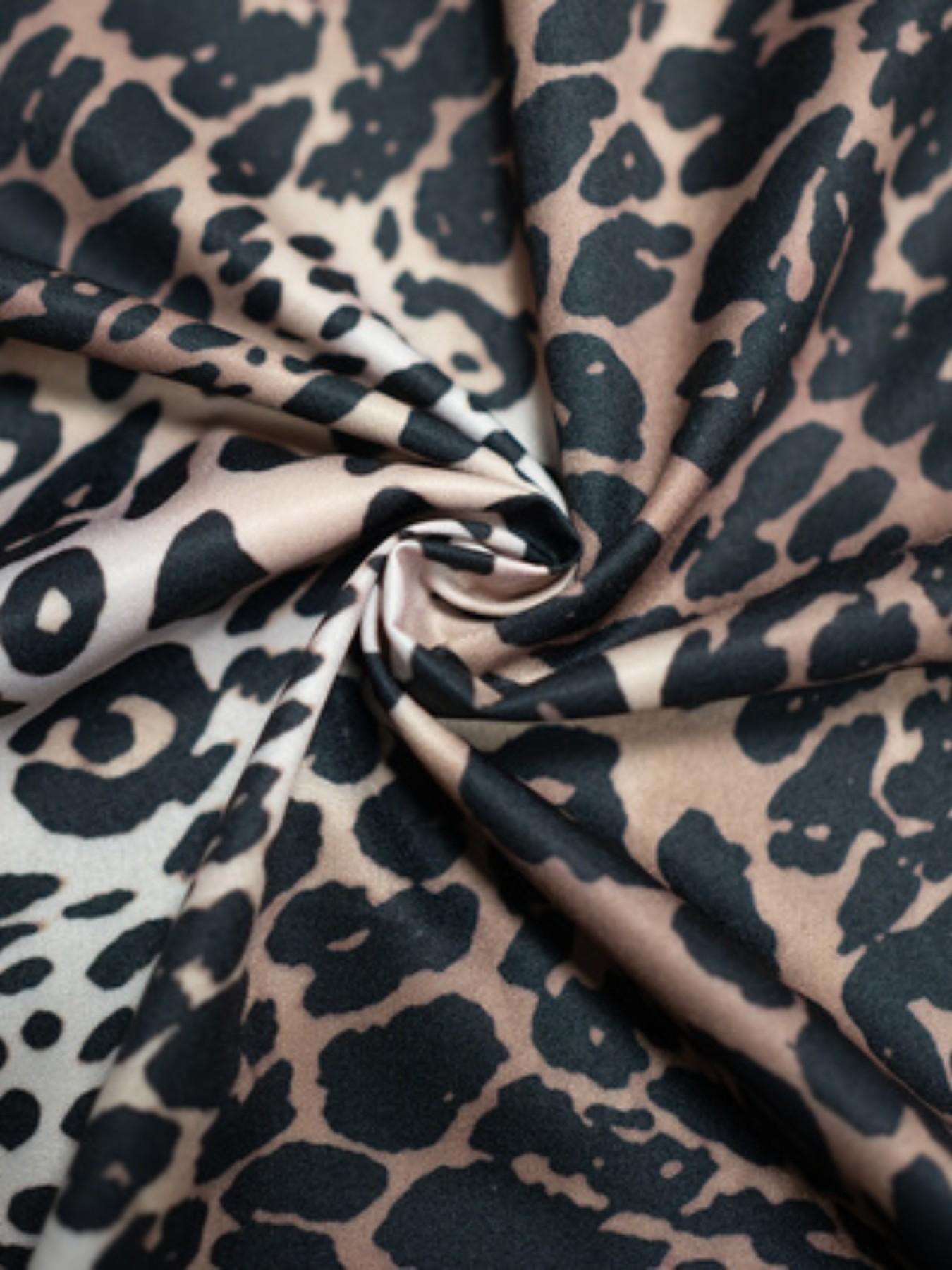 Stylish women's leopard print collared long-sleeved shirt, slim fit, elegant, suitable for everyday work attire.