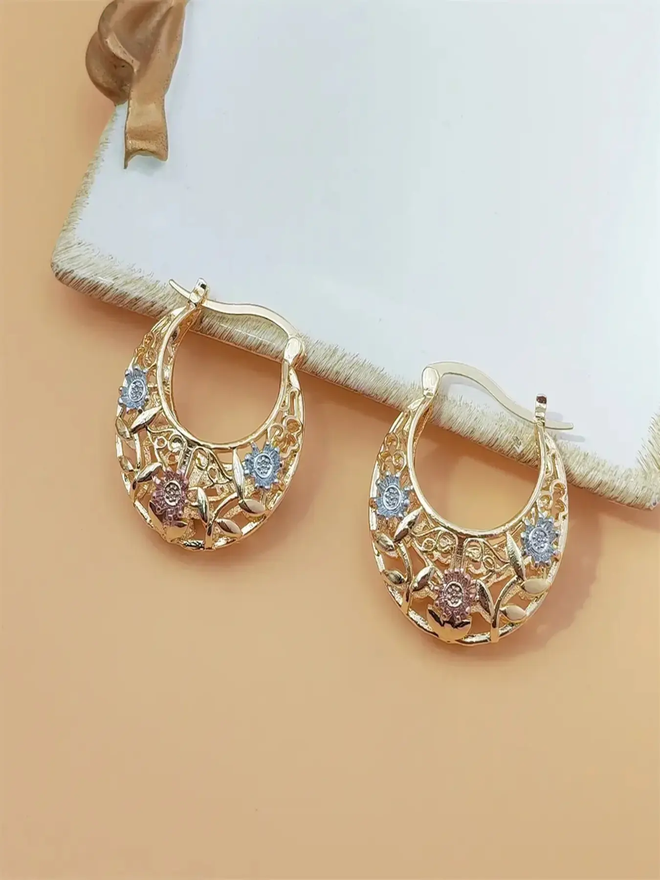 1PC Gold Tone Mexican Floral Hollow Hoop Earrings, Vintage Flower Statement Earrings, Elegant Party Wear Jewelry, Ideal Gift for Mom Anniversary