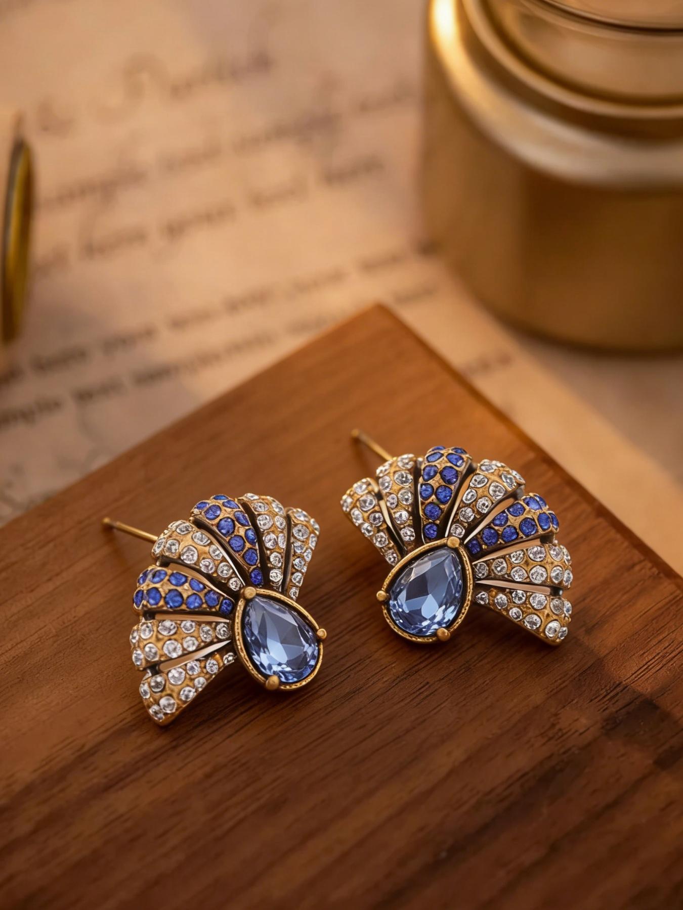 1 pair of retro luxury fan shaped diamond studded earrings, suitable for daily wear, vacation dates, and other occasions, and is also a surprising and exquisite small gift.