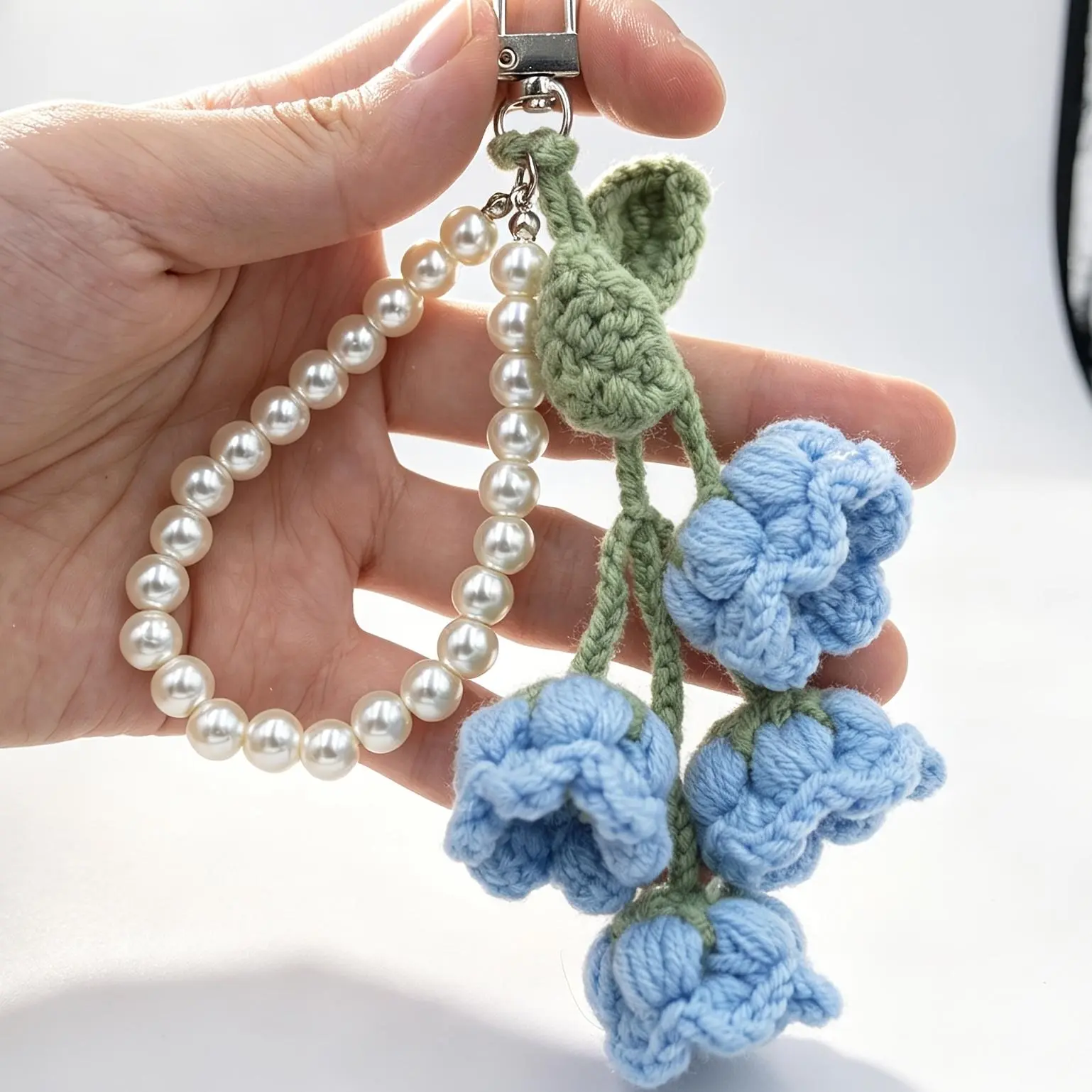 1pc of Cute Pearl Chain Crocheted with 4 Lily of The Valley Flower Keychains, Bohemian Style Creative Keychain, Suitable for Clothing Bag Ornaments Keychain Decoration, Ladies Backpack Pendant, Bag Ornaments, Birthday Gifts, Party Small Gifts