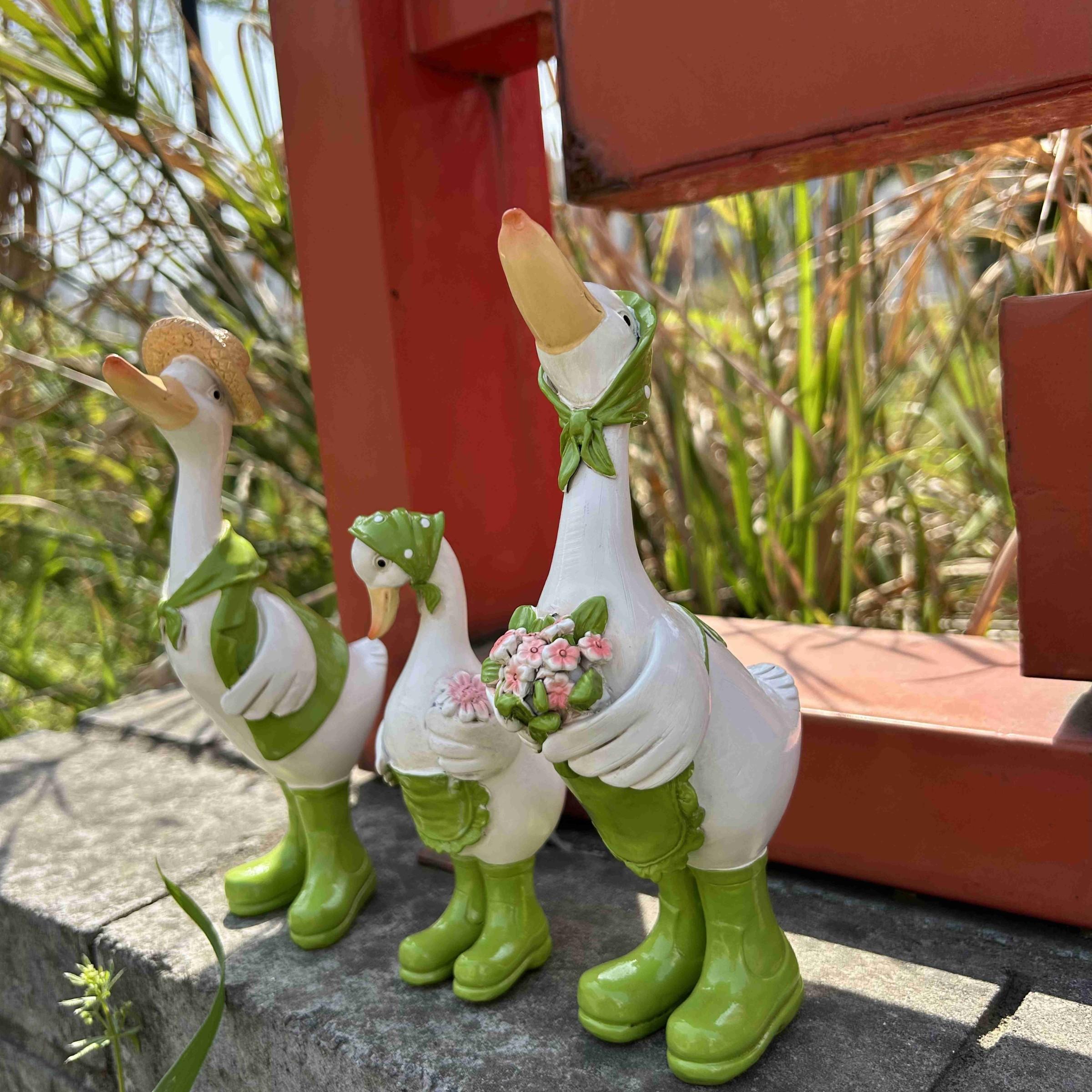 3-Piece Family Cartoon Duck Garden Decor Set, Resin Farmhouse Style, Outdoor Yard Art Craft, Cute Duck Figurines for Home Decoration