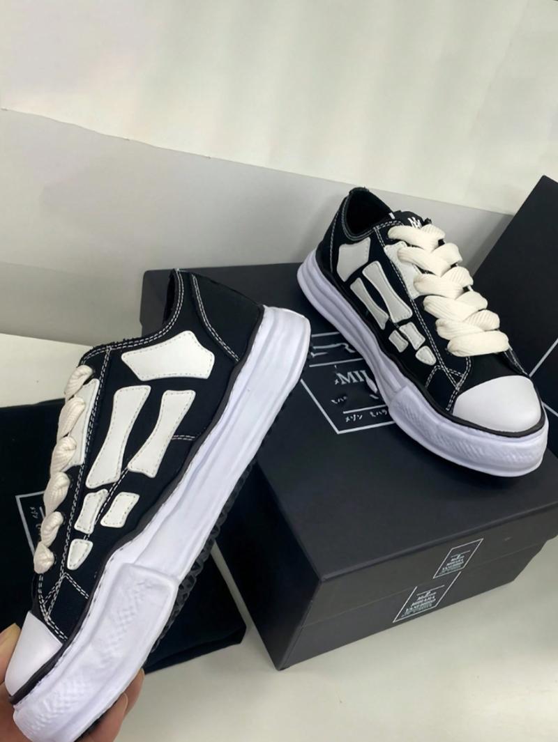 Unisex skate shoes, canvas slip-ons with wrapped soles, stylish low-top sneakers, trendy and comfortable versatile footwear for both men and women, outdoor athletic shoes.
