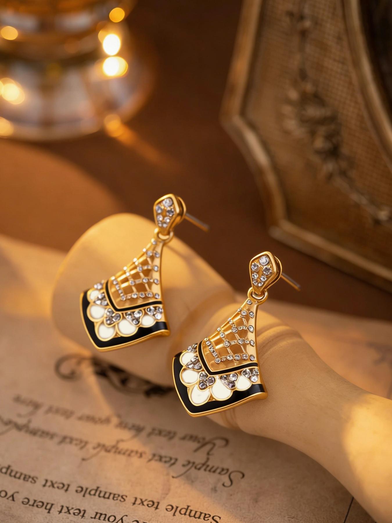 1 pair of retro elegant diamond studded earrings, with fan-shaped contours outlining elegant curves, complementing the broken diamonds. They are suitable for daily commuting, vacation and dating, and are also a surprising and exquisite small gift.