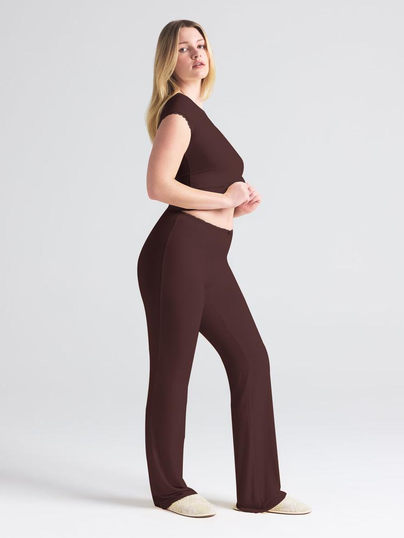 2026 Women's two-piece ribbed knit loungewear set, short-sleeved crop top, high-waisted flared pants, casual matching set, with lace trim on the cuffs