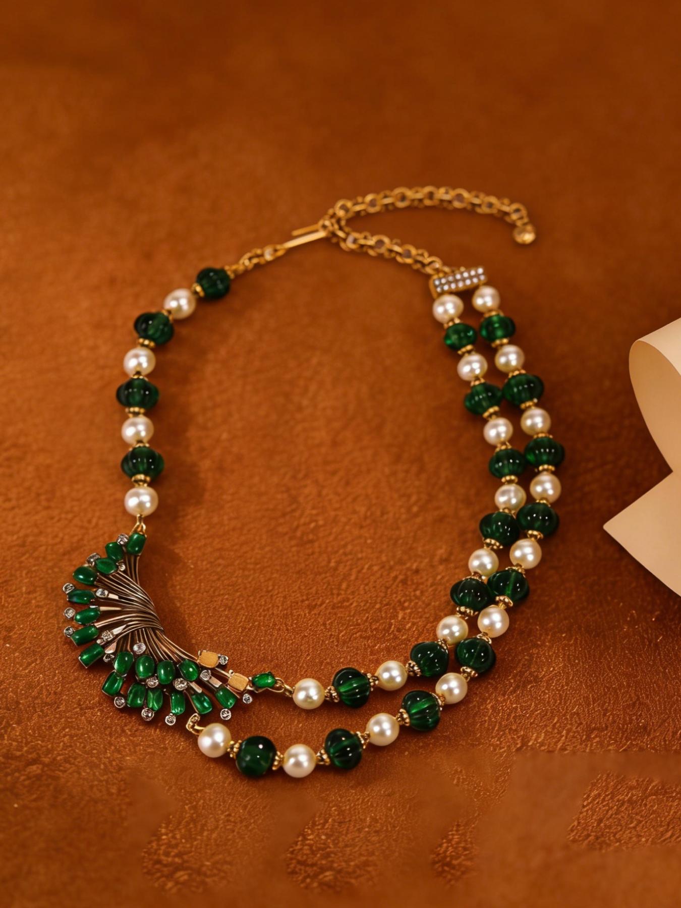 1 retro elegant fan-shaped diamond necklace, with a fan-shaped outline outlining an elegant curve. The white shell and broken diamonds complement each other, making it suitable for daily commuting, vacation and dating. It is also a surprising and exquisit