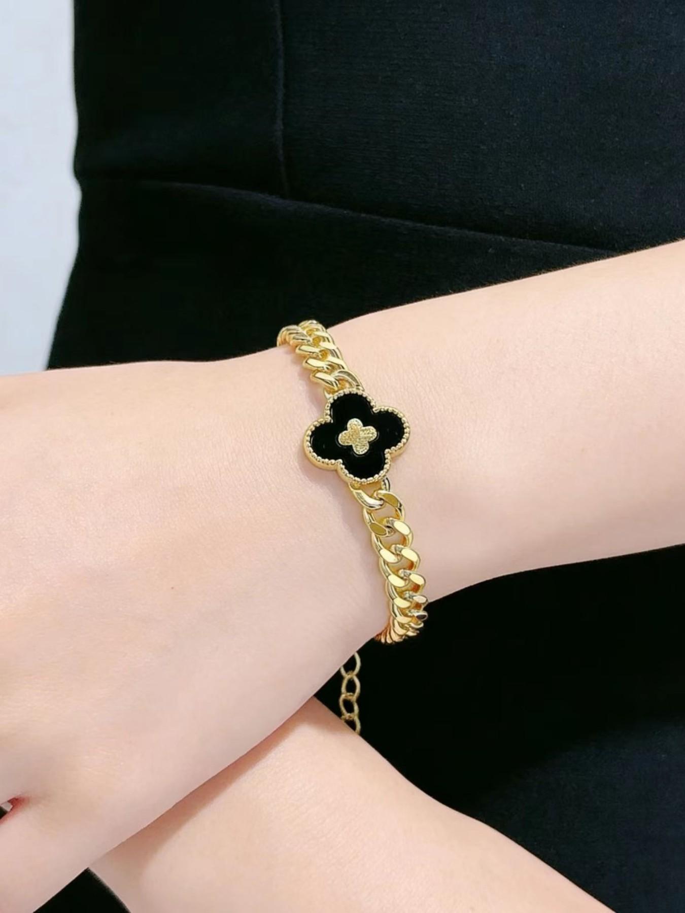Women's shiny four-leaf clover floral shell 18K gold-plated jewelry bracelet, elegantly designed for daily wear.