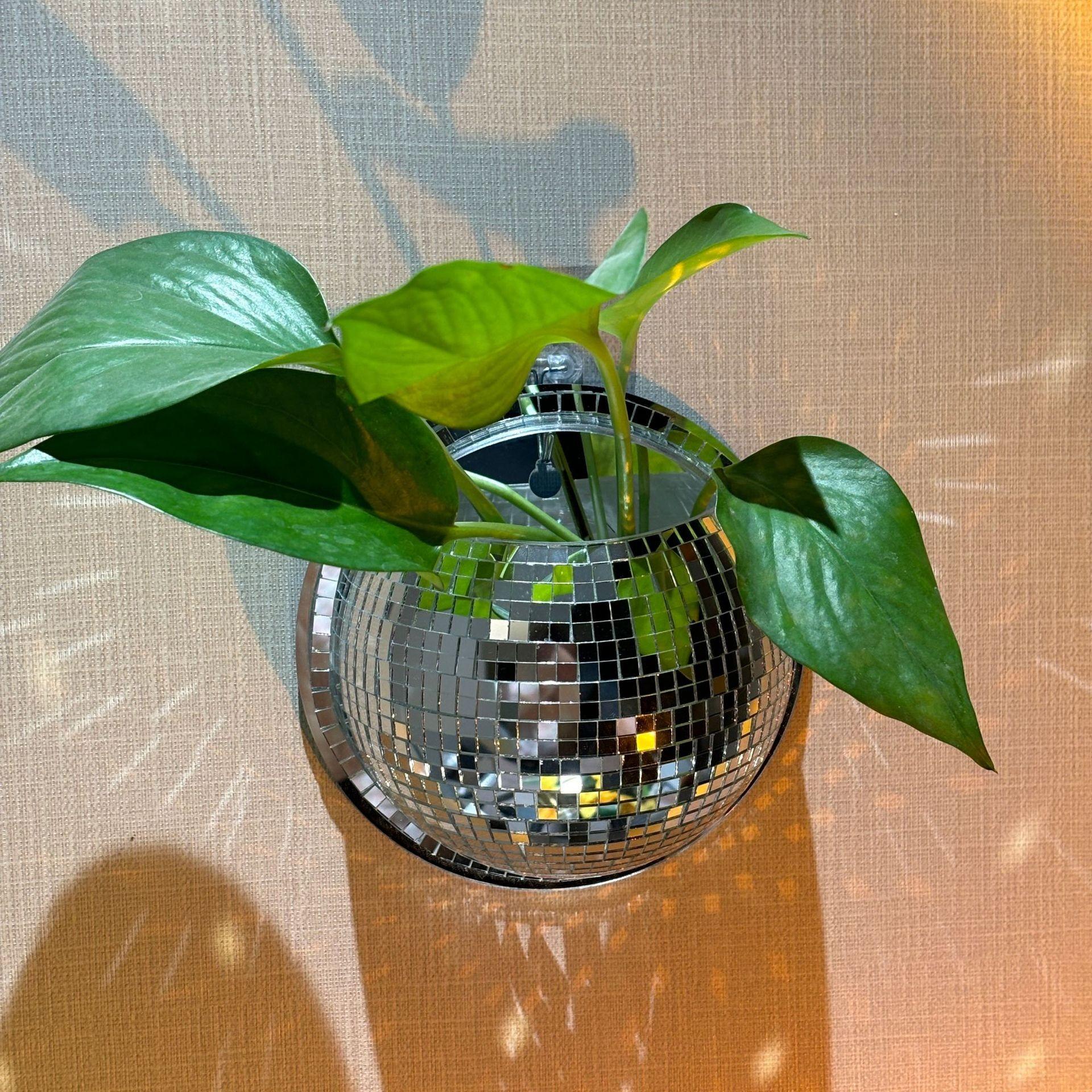 Wall-Mounted Disco Vase, Mirror Creative Hydroponic Pot, Wall-Hanging Decorative Planter, Flashing Mirror Refraction, Ideal for Bedroom, Balcony, Living Room, Entryway