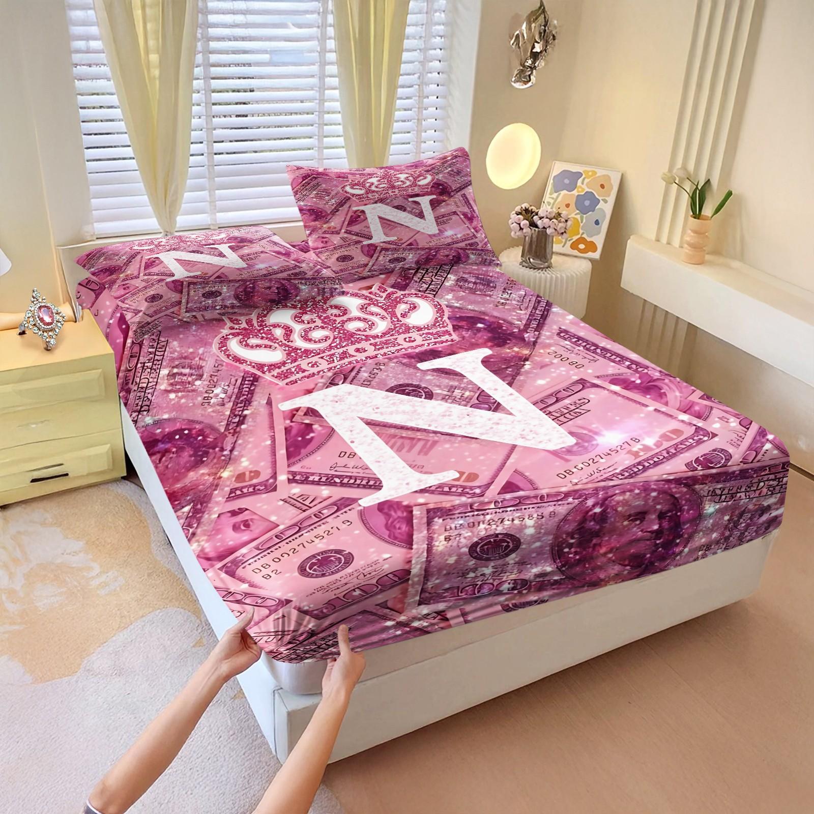 3pcs 100% Polyester / Luxury Aesthetic Pink Dollar Print Fitted Sheet Set / Glamorous Crown and 26 Letter Pattern / Soft Breathable Bedding / Easy Care Machine Washable Bed Sheet Set / One Bed Sheet + Two Pillowcases [Do Not Contain Fillings]
