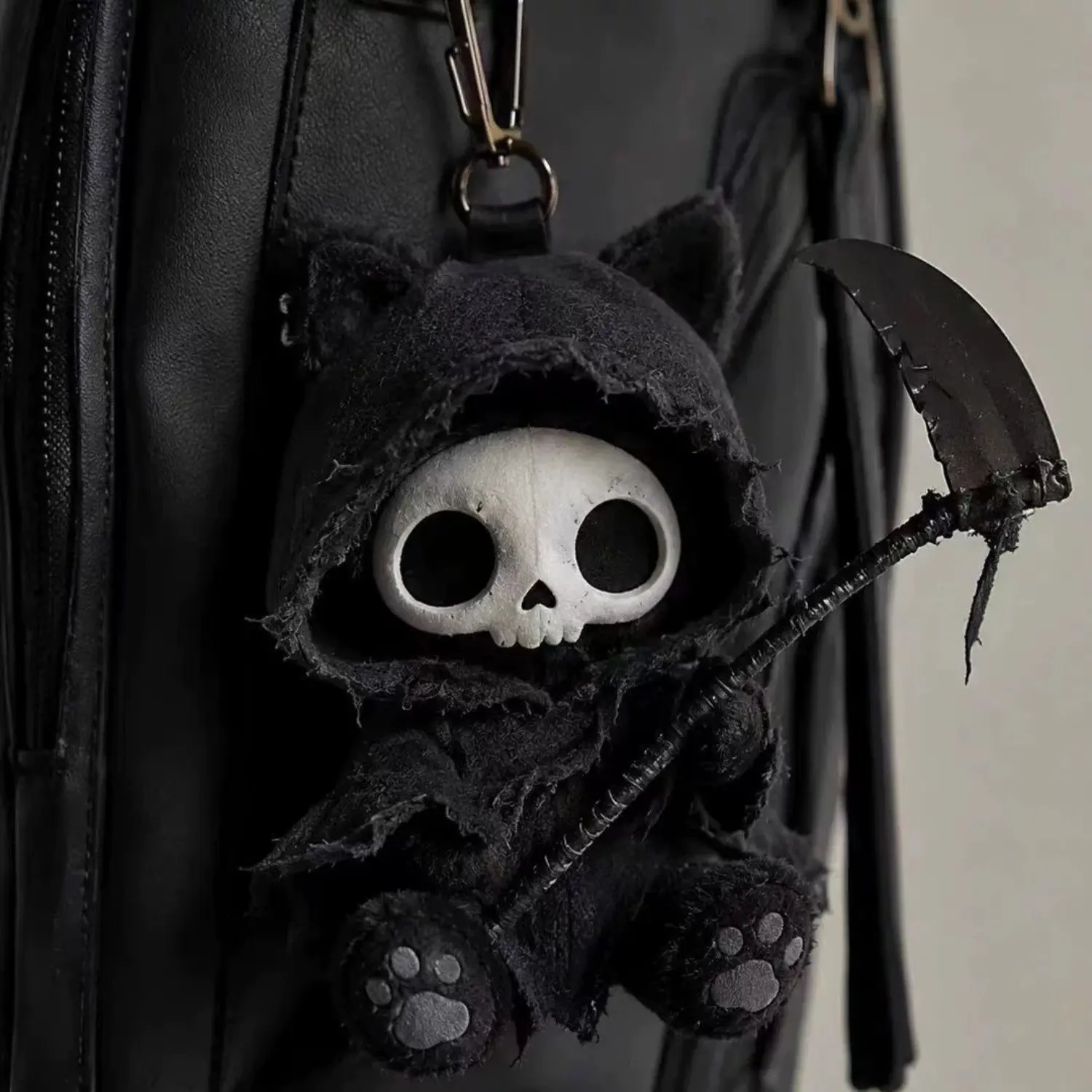 Halloween Grim Reaper Cat Plush Keychain, Detachable Cloak with Scythe Pendant, Cute Gothic Filled Cat Bag Charm, Perfect for Backpacks, Handbags, Keys