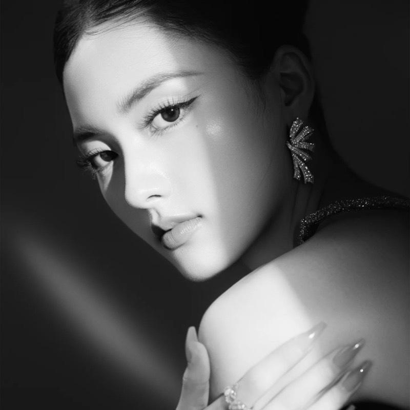 Three-dimensional bow earrings, full of diamonds, dazzling and sweet, light luxury, ultra-shiny, diamond-studded, high-end earrings with exquisite elegance. birthday gifts for gf