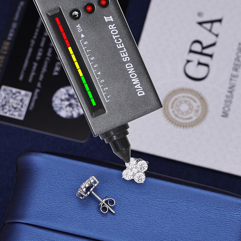 【#E294】925 Silver Synthetic Moissanite Earrings for Women and Men Screw Back Earrings 925 Sterling Silver Four Leaf Clover Exquisite Jewelry Birthday Gift