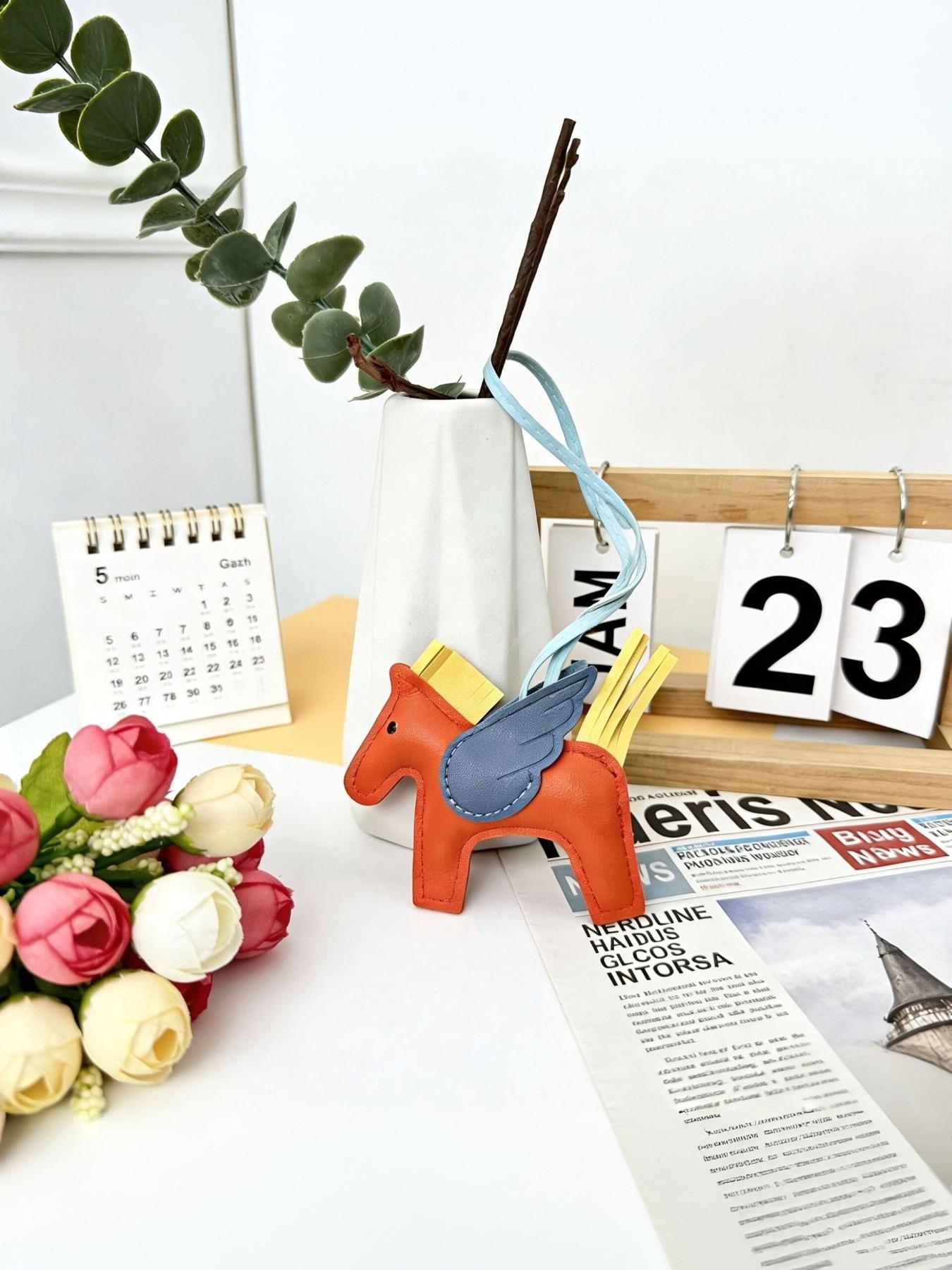 Cute Creative Wings PU Leather Keychain, Cartoon Horse Bag Charm, High-Quality Accessory, Perfect Gift Idea