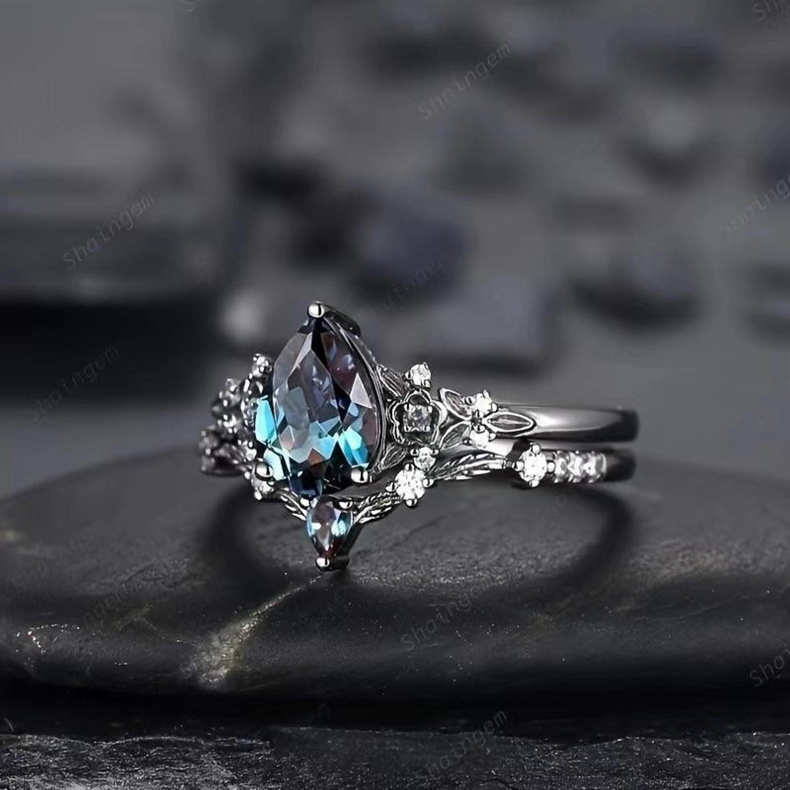 Deluxe sense light luxury personality fashion water drop blue diamond couple ring
