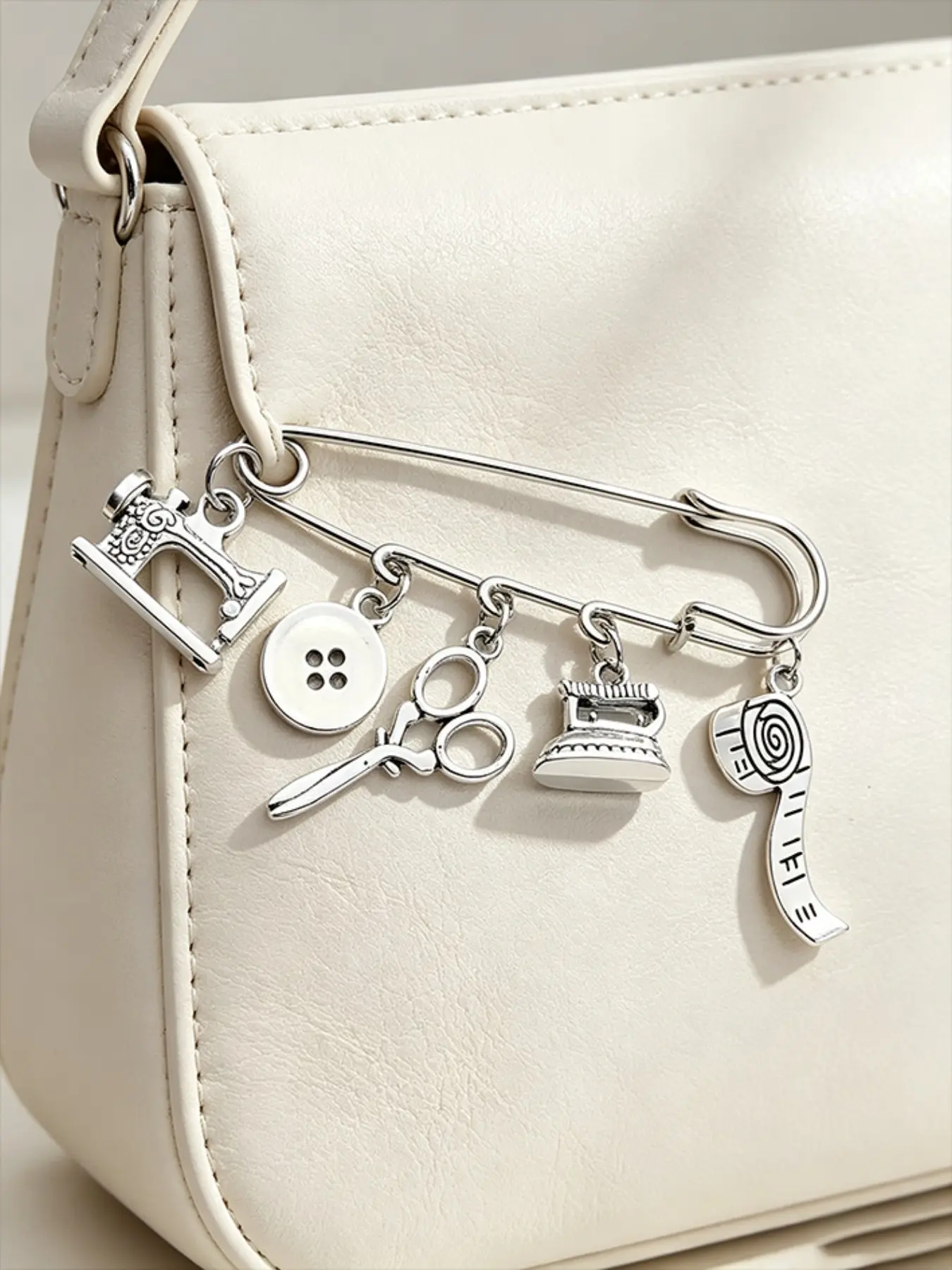 Three-Hole Floral Sewing Machine Keychain, Cool Keychains, Y2K Pin, Geometric Pattern, Casual Style, All Seasons, Ideal for Sewing Enthusiasts