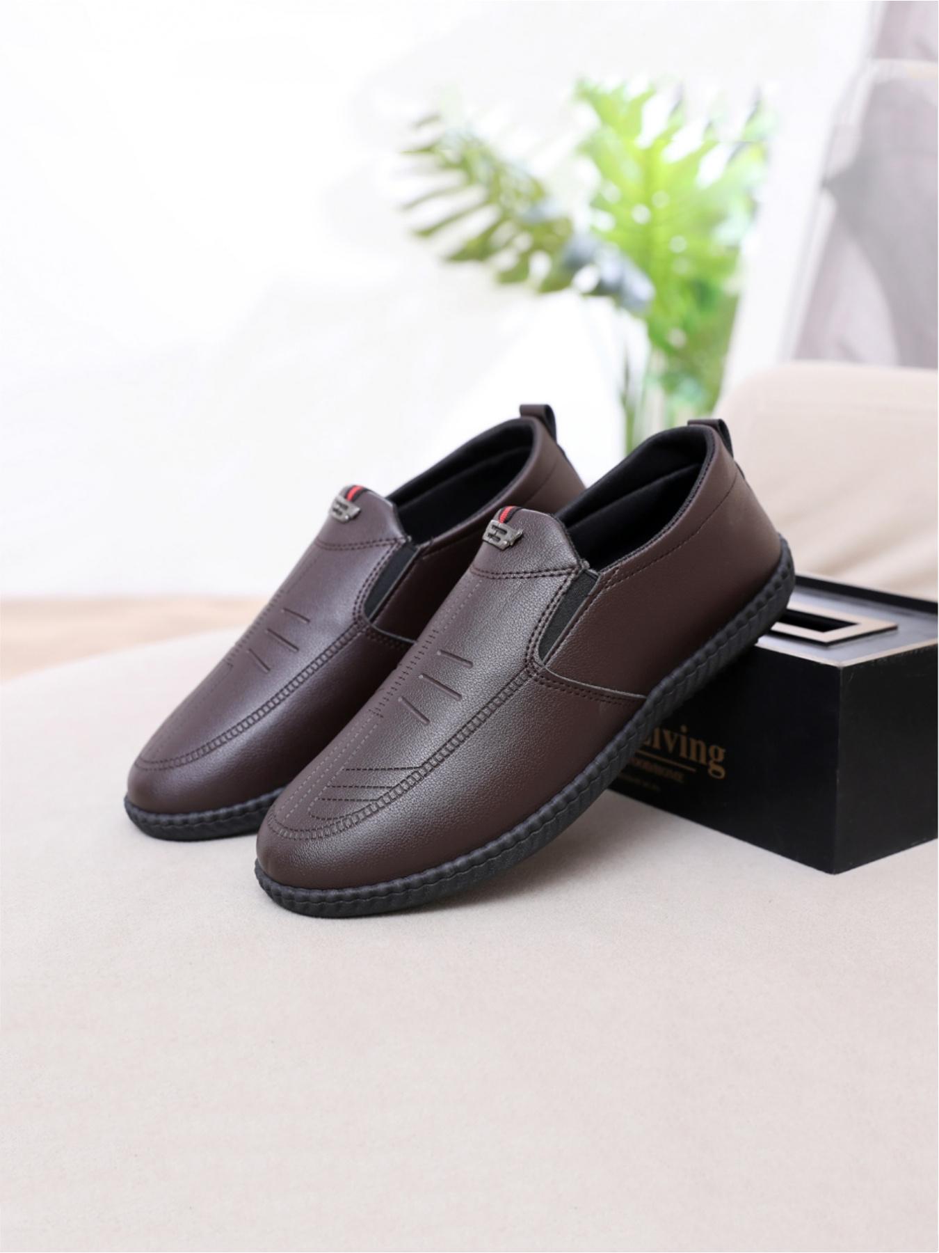 Men's casual shoes, with a texture of lychee texture on the upper, are fashionable and durable. The red and black striped details are embellished, and the thick and tough sole is a powerful tool for daily commuting and casual wear